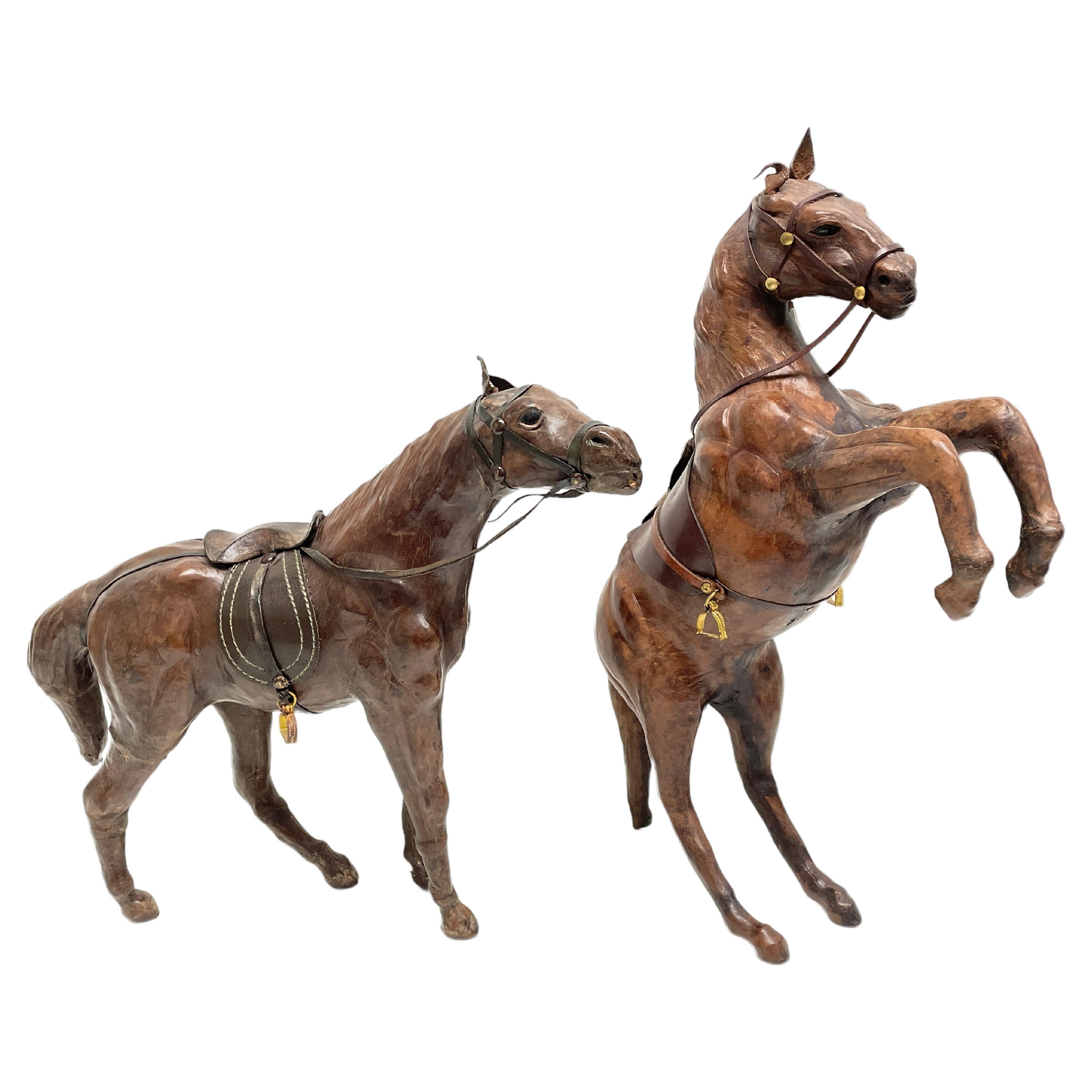 Paire de chevaux vintage en cuir Sculpture moderne de Dimitri Omersa des années 1980