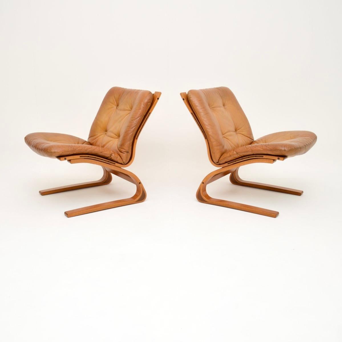 Mid-Century Modern Paire de chaises Kengu en cuir d'époque par Elsa et Nordahl Solheim pour Rykken en vente