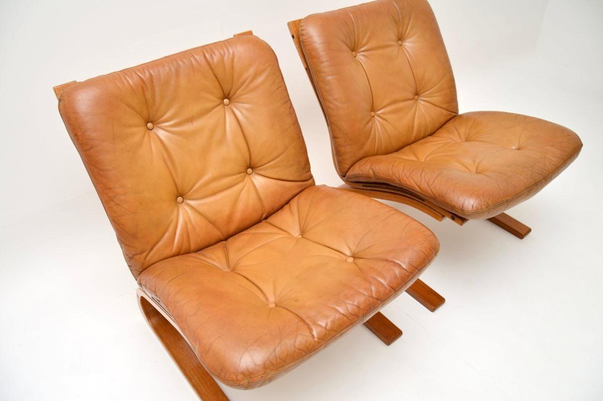 Pair of Vintage Leather Kengu Chairs by Elsa and Nordahl Solheim for Rykken In Good Condition For Sale In London, GB