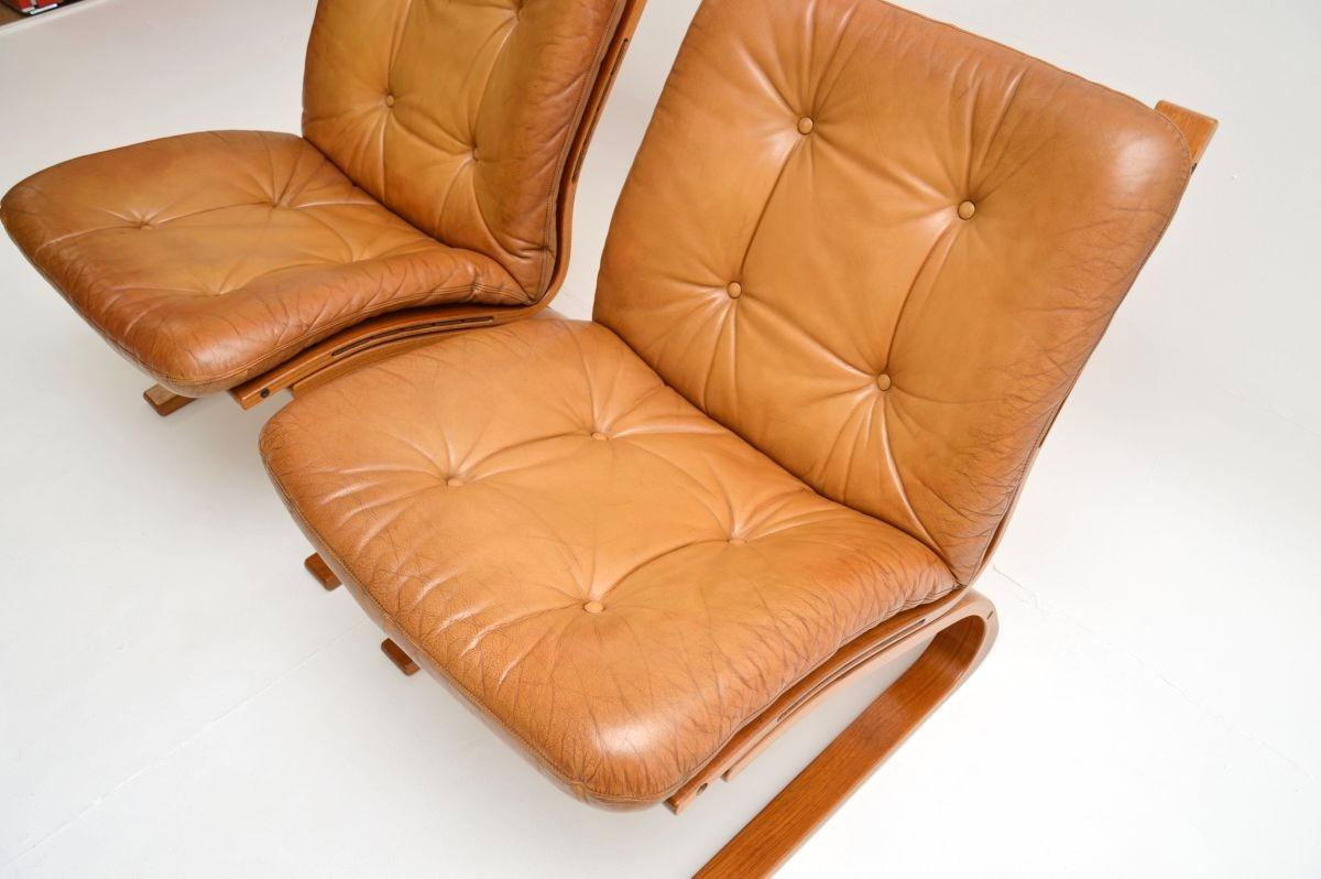 Fin du 20e siècle Paire de chaises Kengu en cuir d'époque par Elsa et Nordahl Solheim pour Rykken en vente
