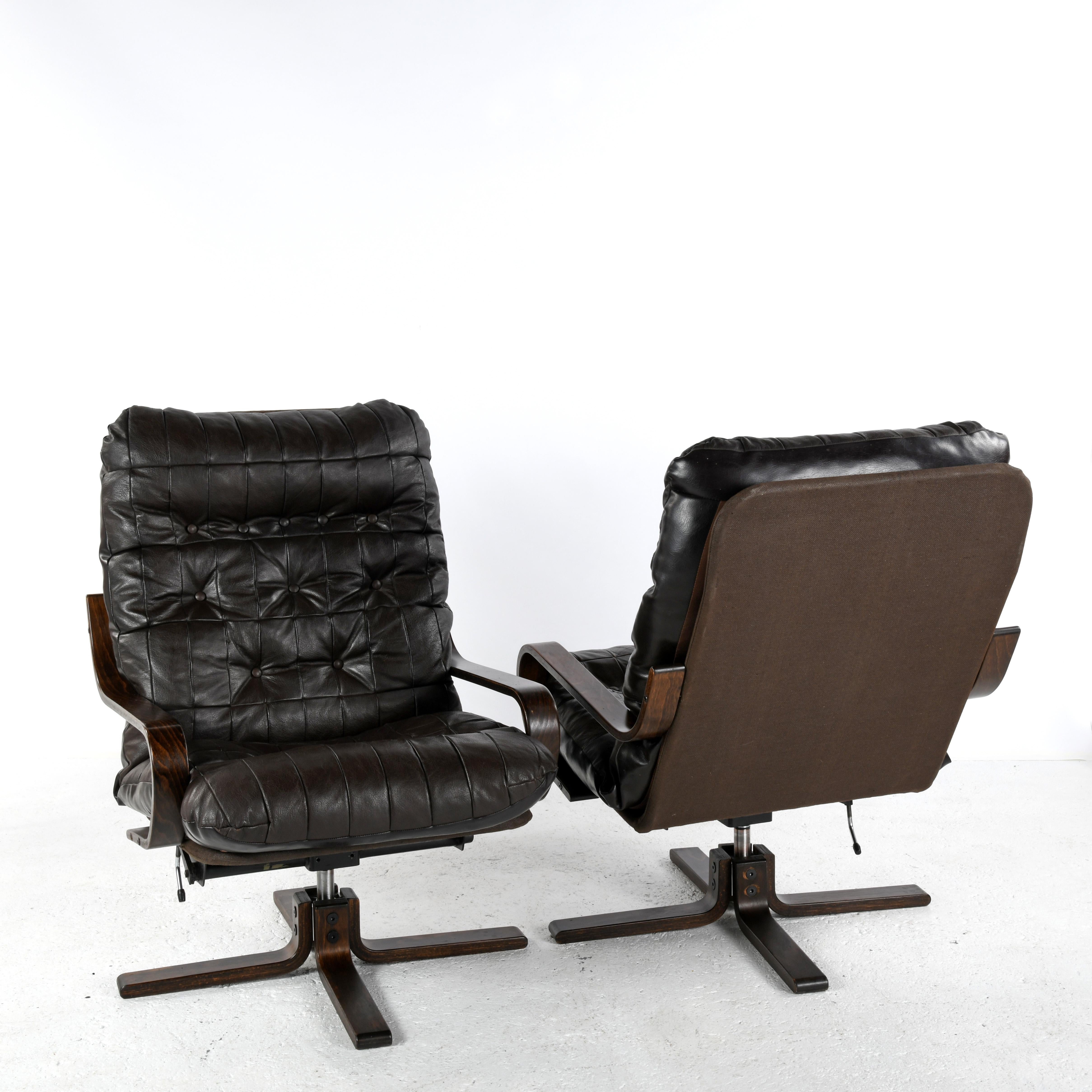 Pair of vintage leather lounge chairs In Good Condition In SAINT-YRIEIX-SUR-CHARENTE, FR