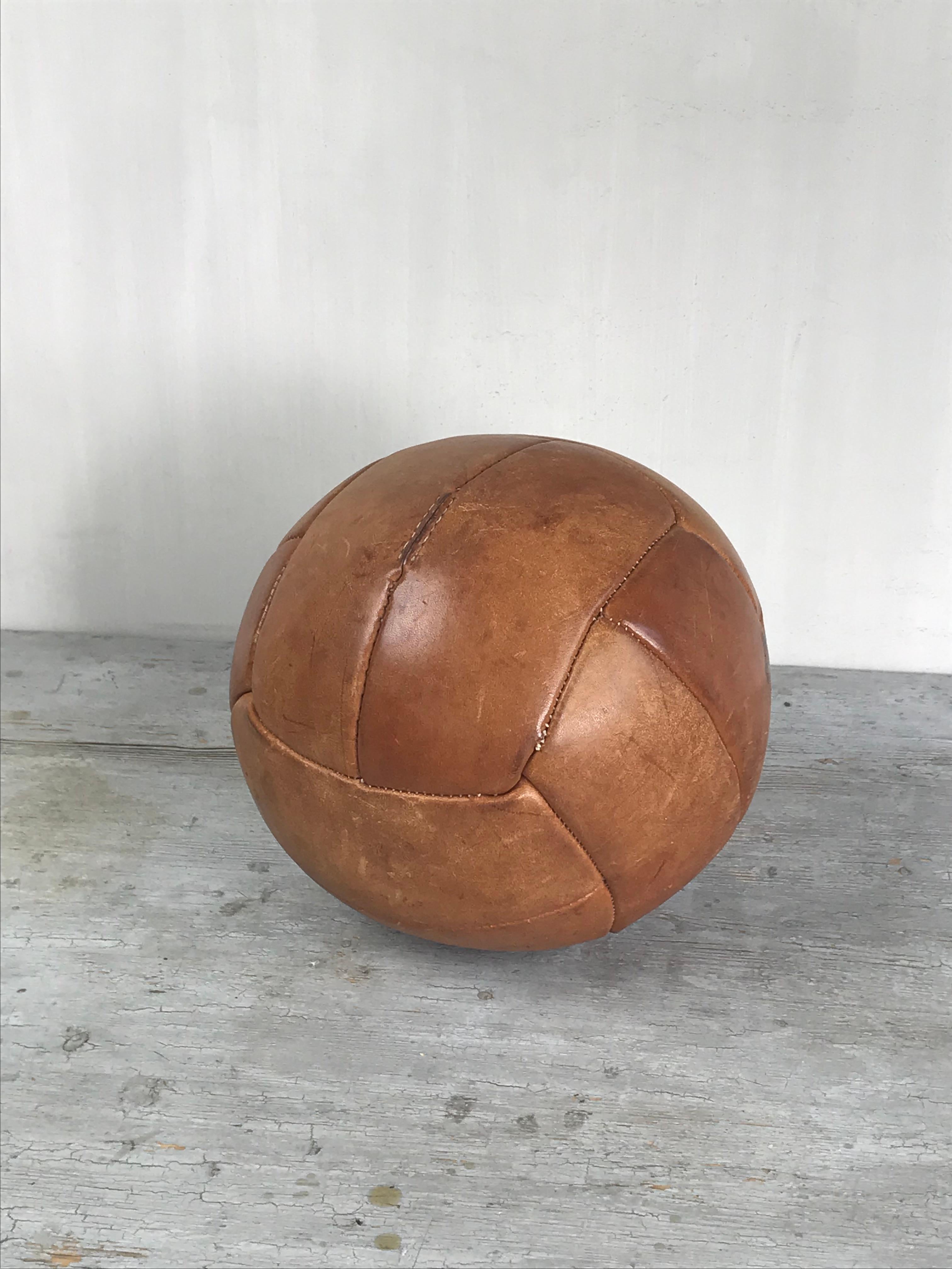 This set of medicine balls in leather is in very good condition.
Both a practical item and a beautiful duo to look at.
The natural weathering of the leather gives it an original patina.

Despite use in top condition and no damage.

We ship