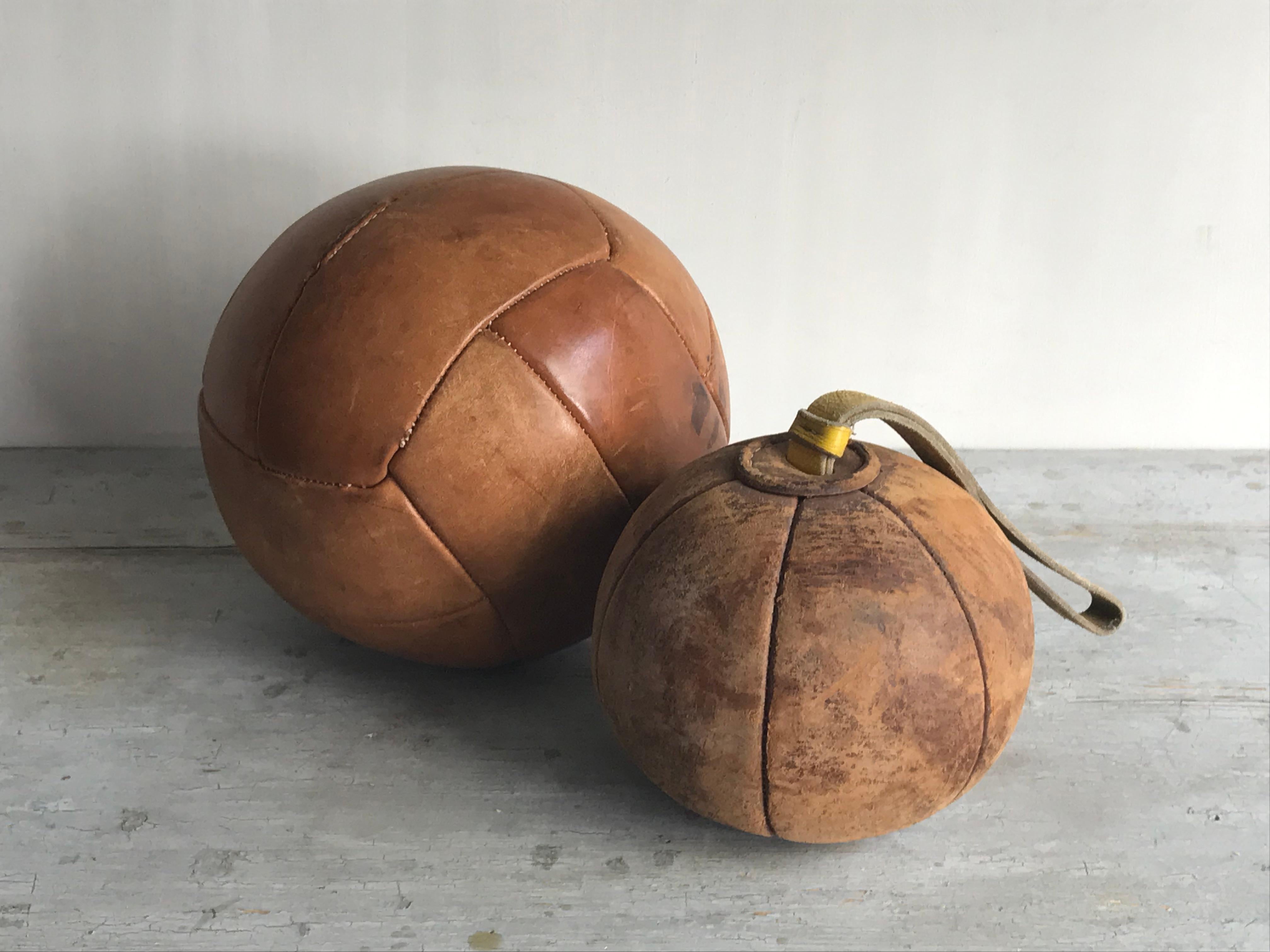 Pair of Vintage leather Medicine Balls In Good Condition For Sale In Nijlen, BE