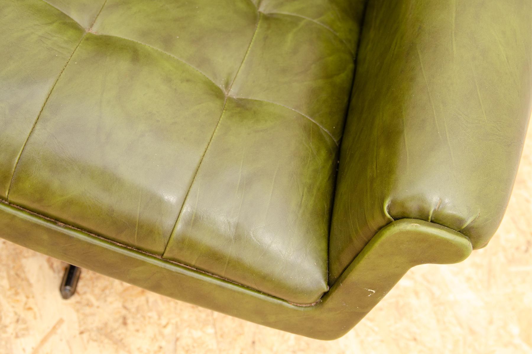 Pareja de sillones giratorios vintage de cuero de Up Zavody, años 70 en venta 5