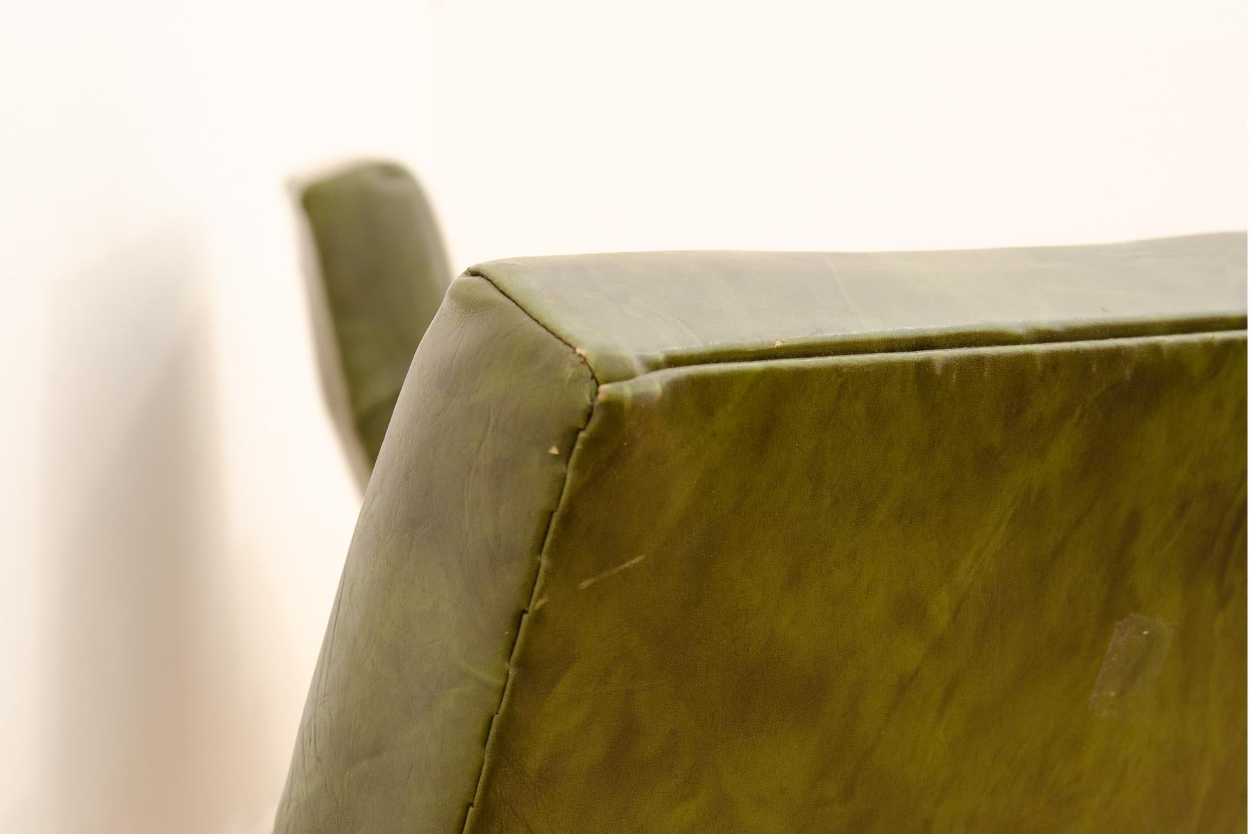 Pareja de sillones giratorios vintage de cuero de Up Zavody, años 70 en venta 9