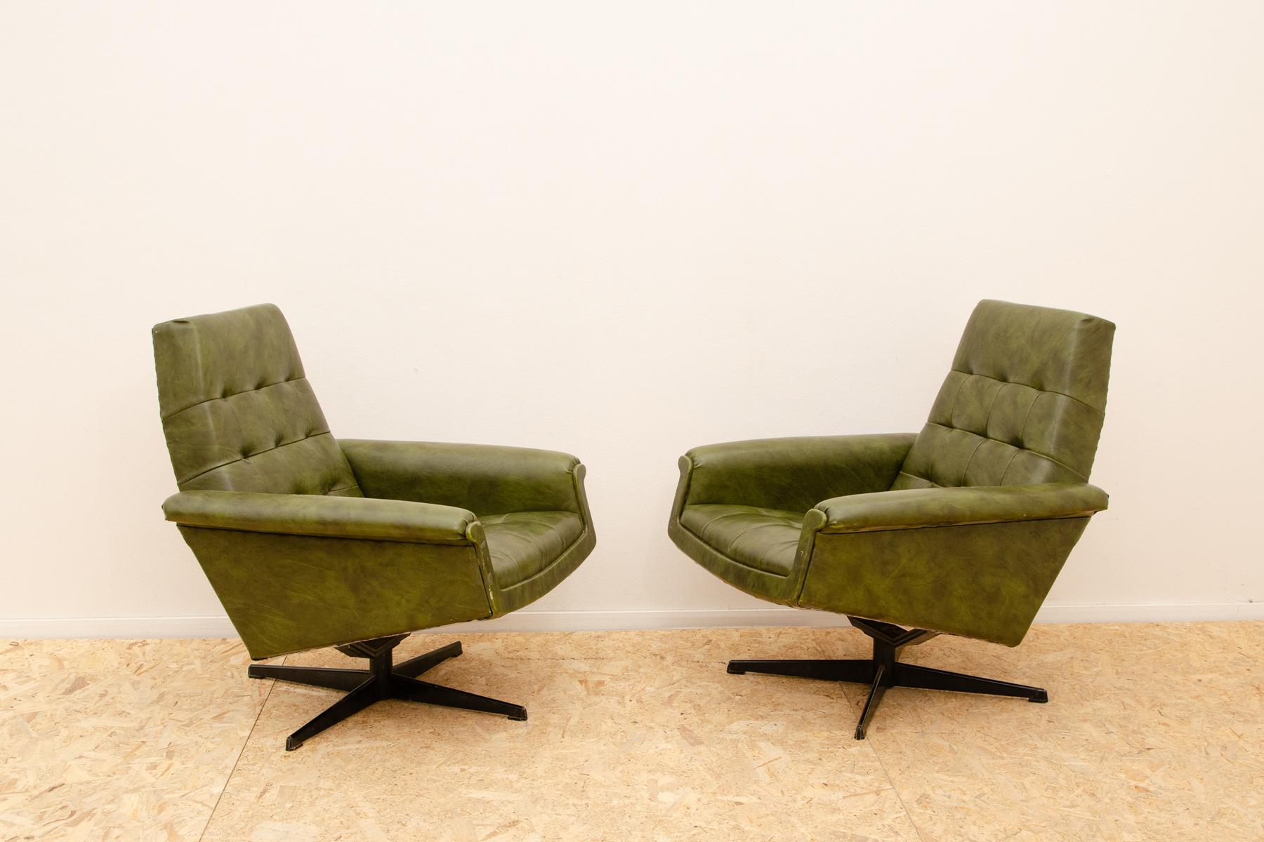 Pareja de sillones giratorios vintage de los años 70 fabricados por UP Zavody en la antigua Checoslovaquia.
Este tipo de silla se caracteriza por una innovadora construcción extendida moldeada.
Estas icónicas sillas tienen un diseño ligeramente
