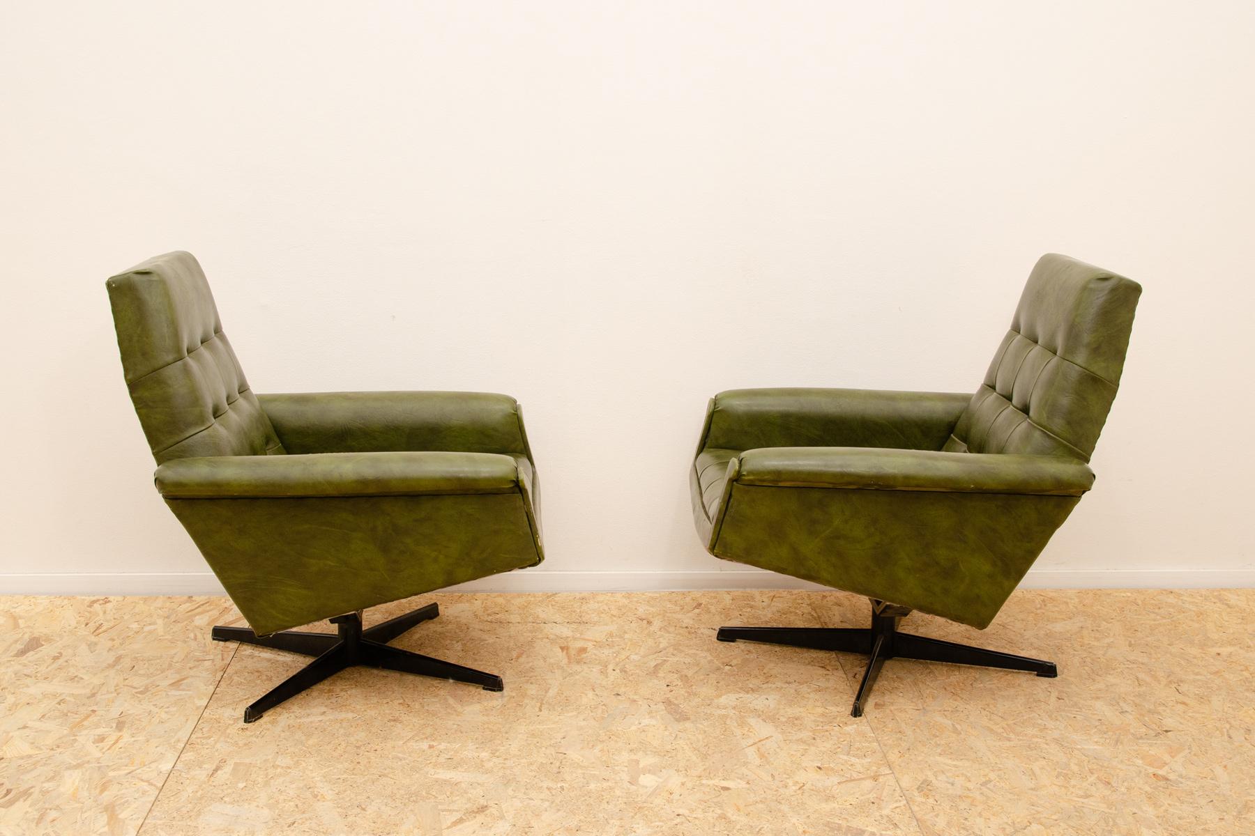 Pareja de sillones giratorios vintage de cuero de Up Zavody, años 70 Moderno de mediados de siglo en venta