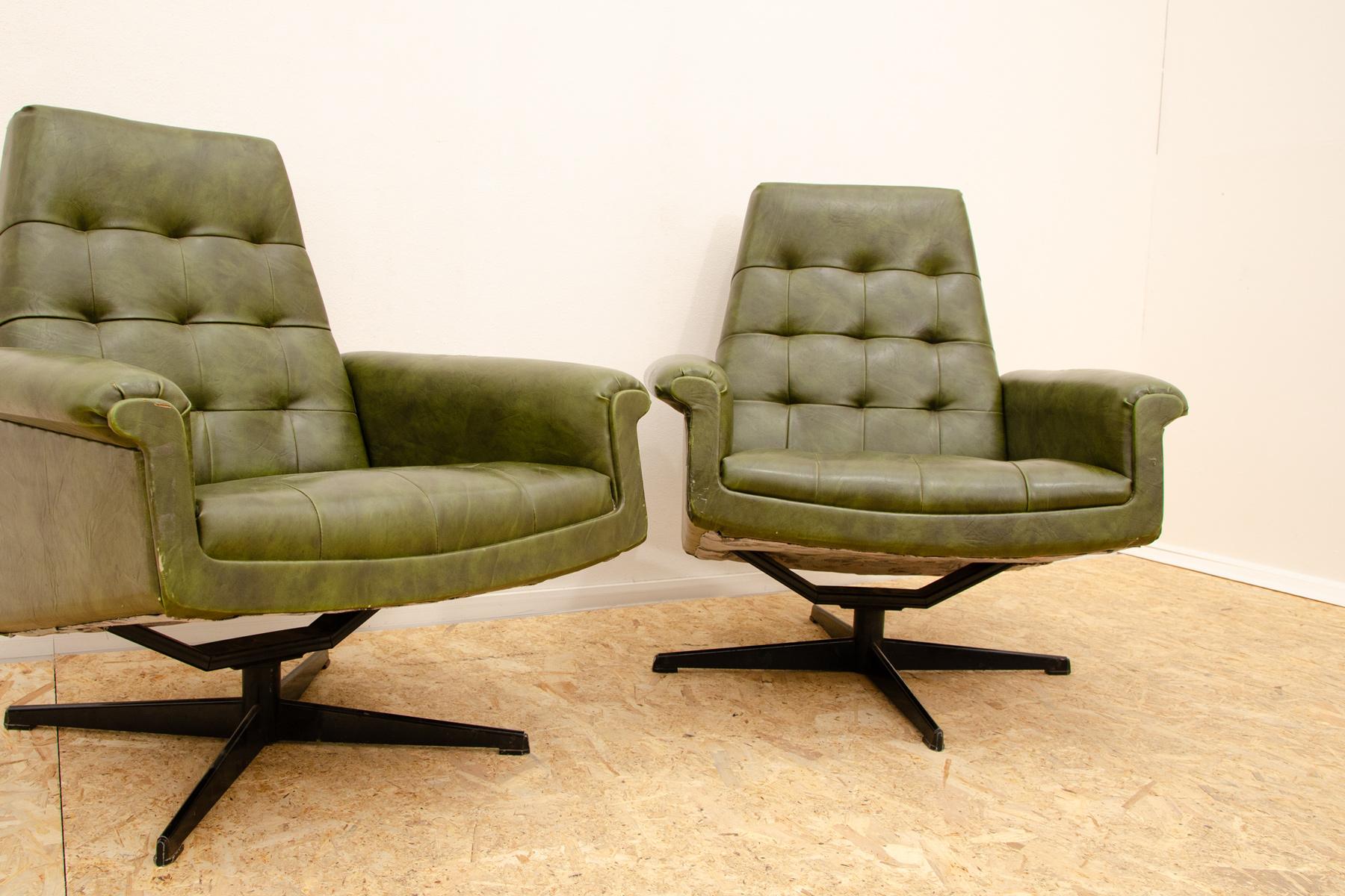Pareja de sillones giratorios vintage de cuero de Up Zavody, años 70 Checo en venta