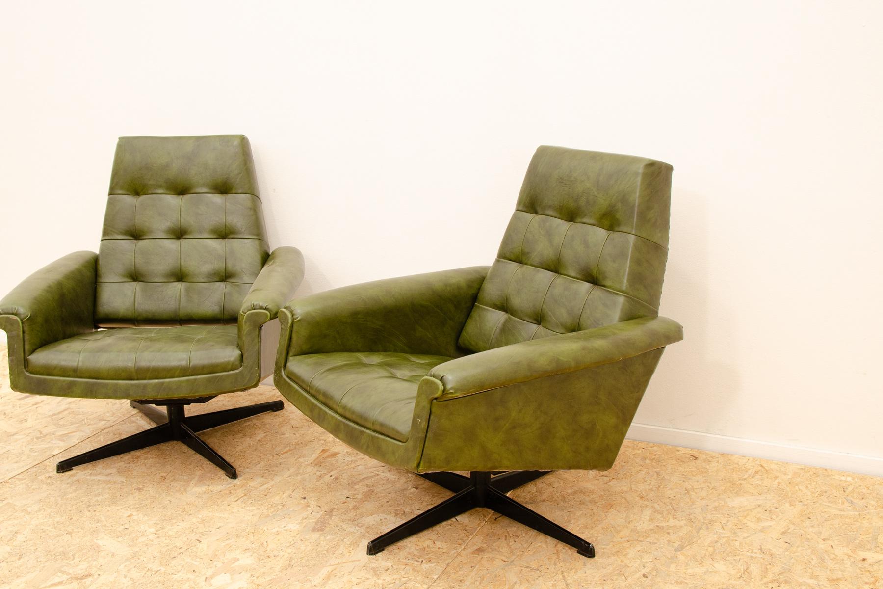 Pareja de sillones giratorios vintage de cuero de Up Zavody, años 70 en Bueno estado para la venta en Prague 8, CZ