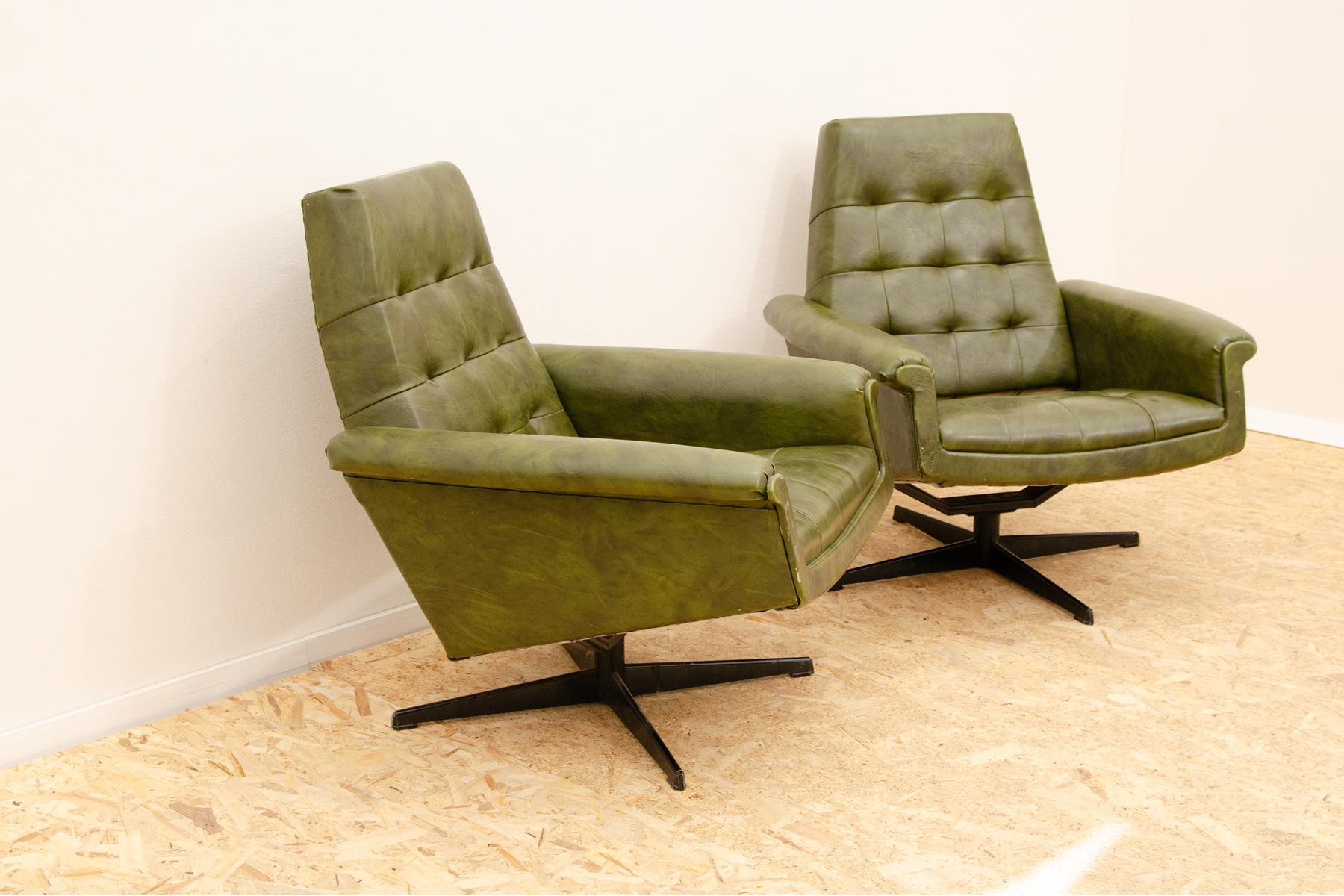 Pareja de sillones giratorios vintage de cuero de Up Zavody, años 70 siglo XX en venta