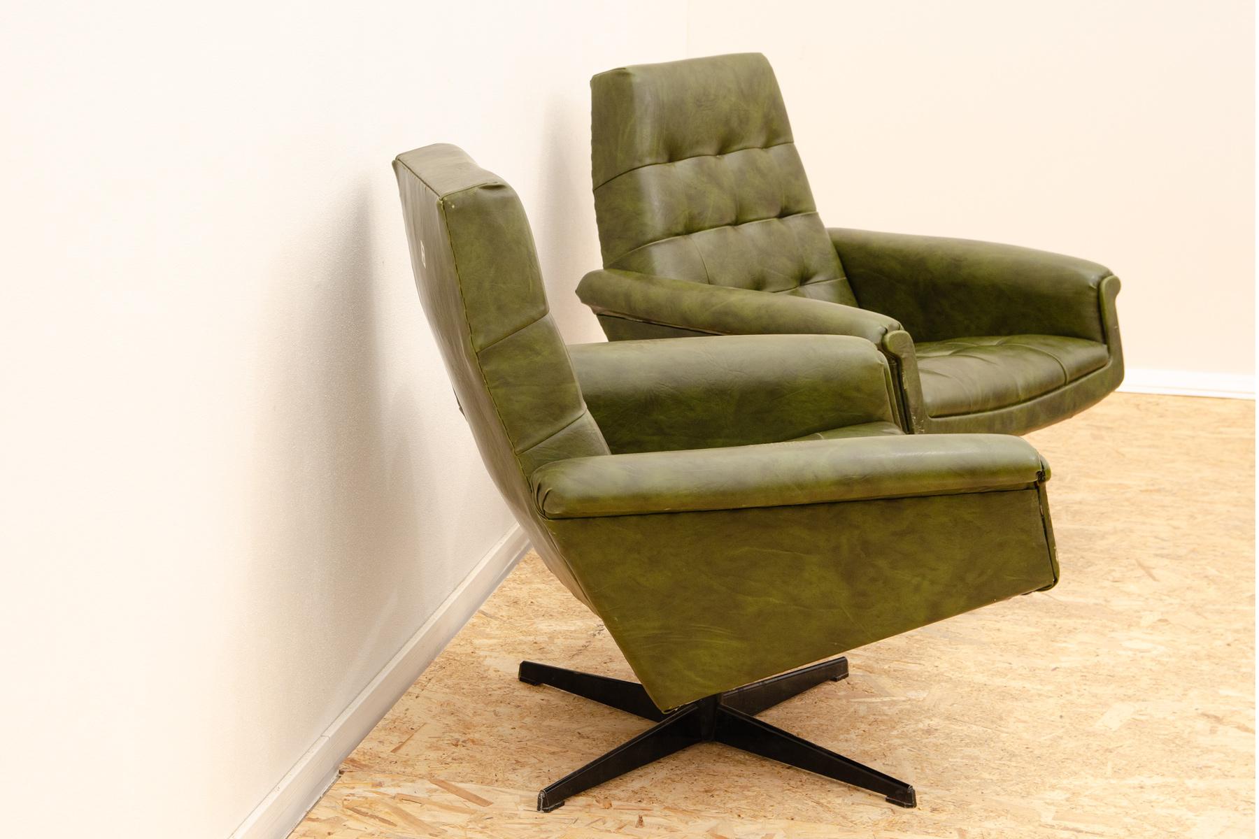 Pareja de sillones giratorios vintage de cuero de Up Zavody, años 70 Cuero en venta