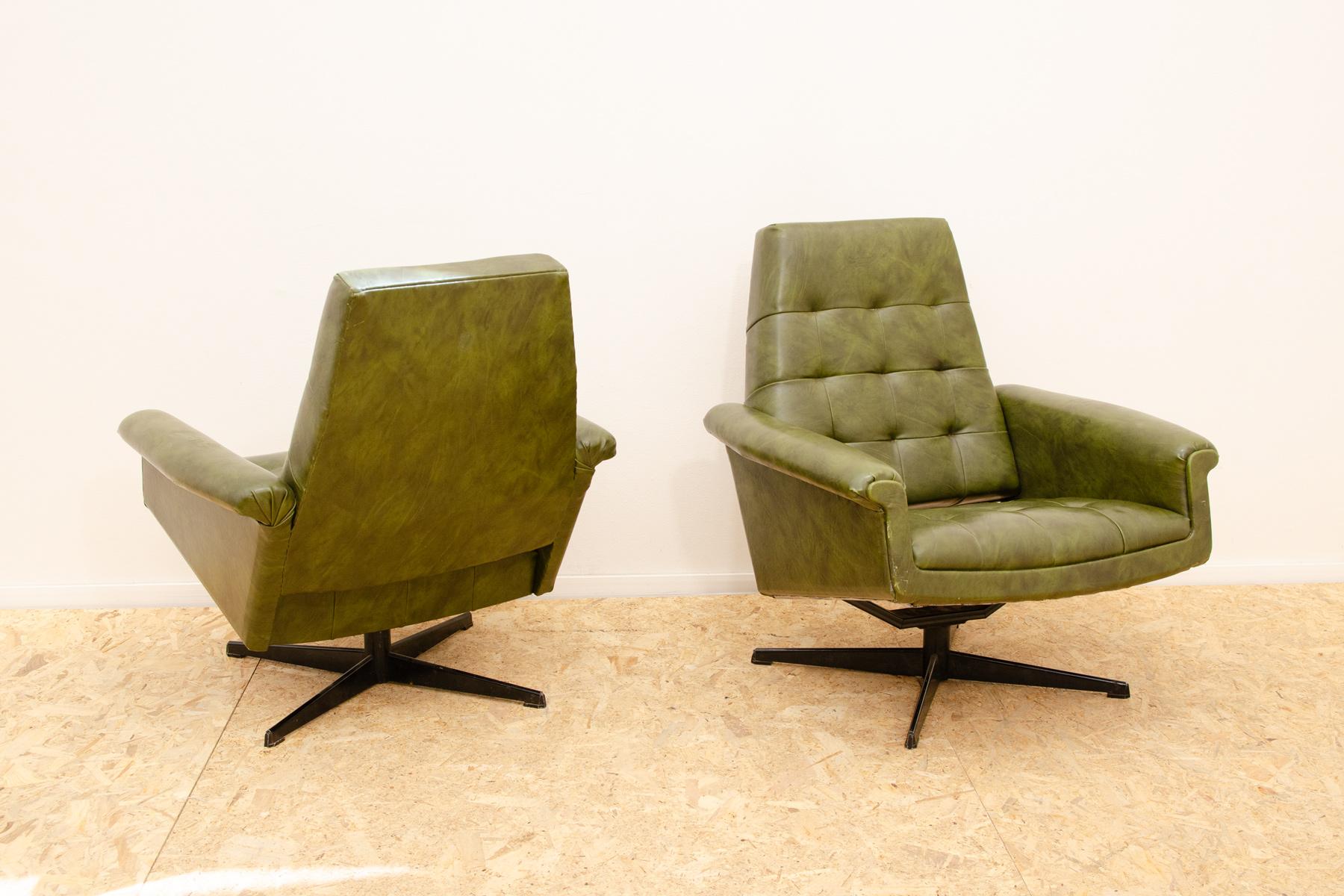 Pareja de sillones giratorios vintage de cuero de Up Zavody, años 70 en venta 1