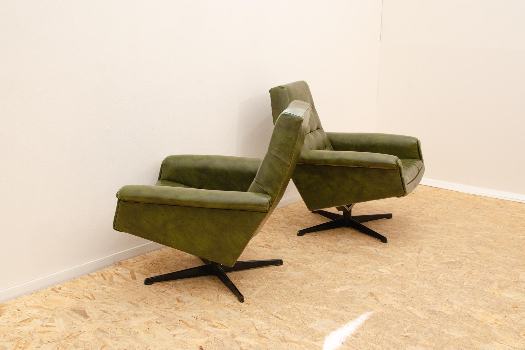 Pareja de sillones giratorios vintage de cuero de Up Zavody, años 70 en venta 2