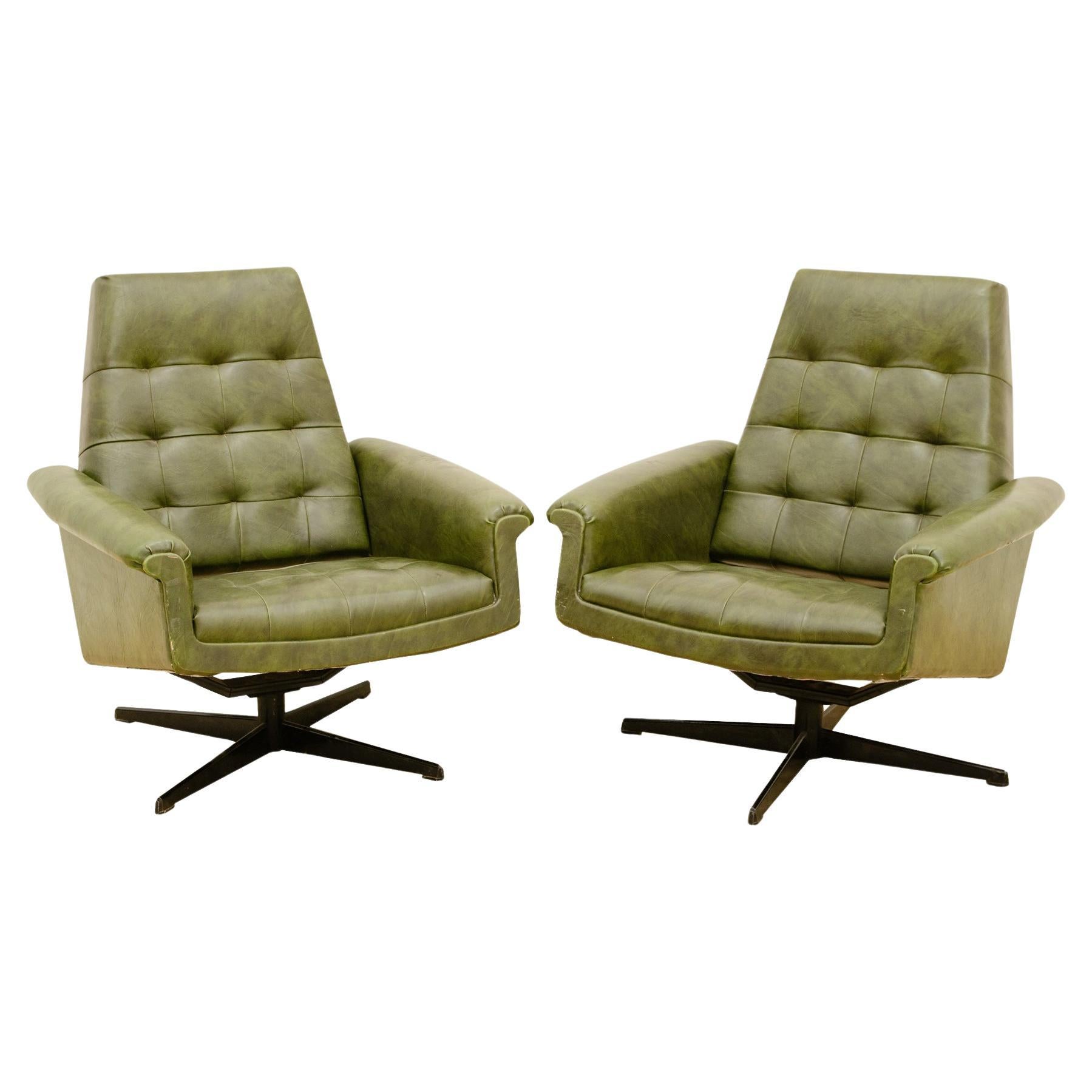 Pareja de sillones giratorios vintage de cuero de Up Zavody, años 70 en venta