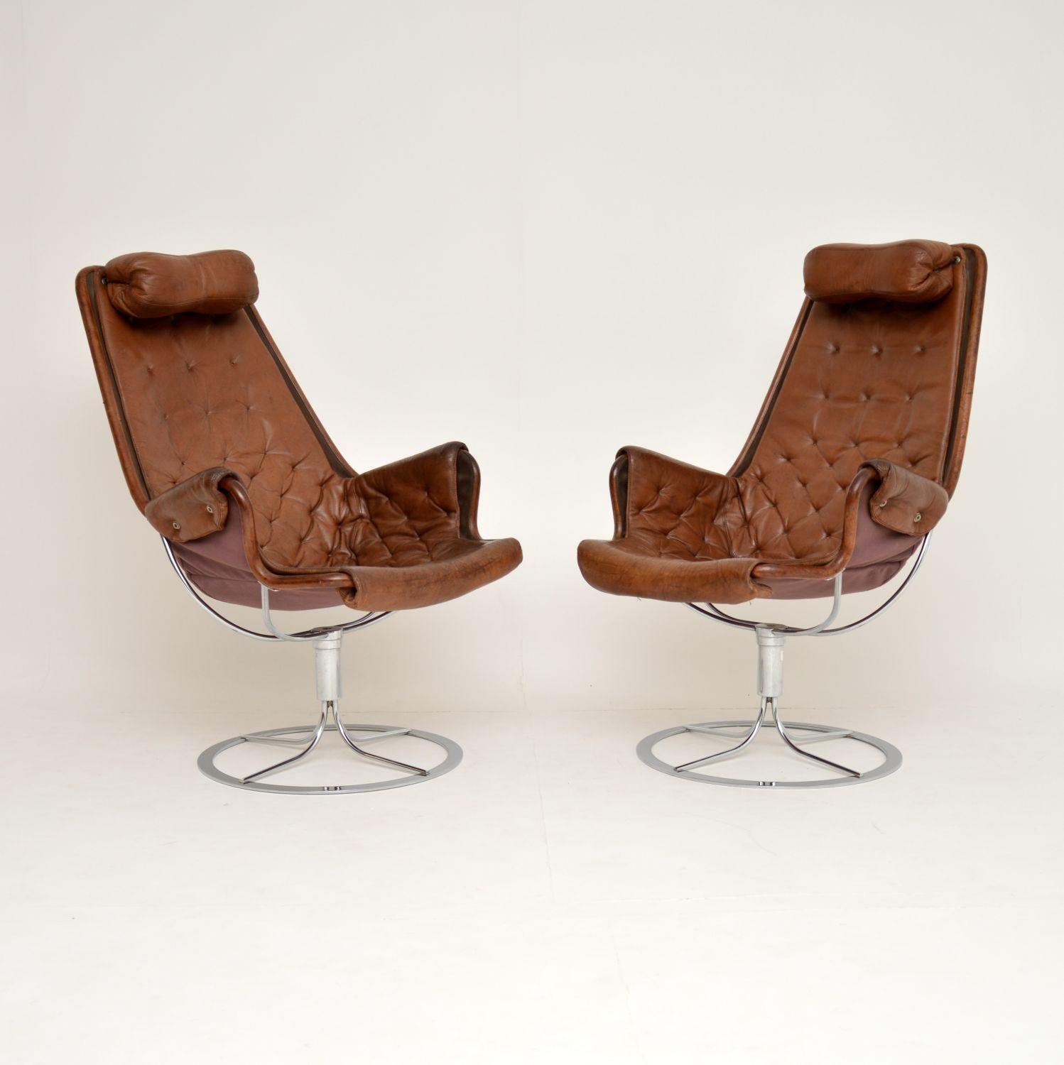 A stunning and iconic design, these are Jetson chairs, designed by Bruno Mathsson. They were made in Sweden by DUX, they date from the 1960s-1970s. The quality is amazing, they have a gorgeous look with the leather seats contrasting nicely with the