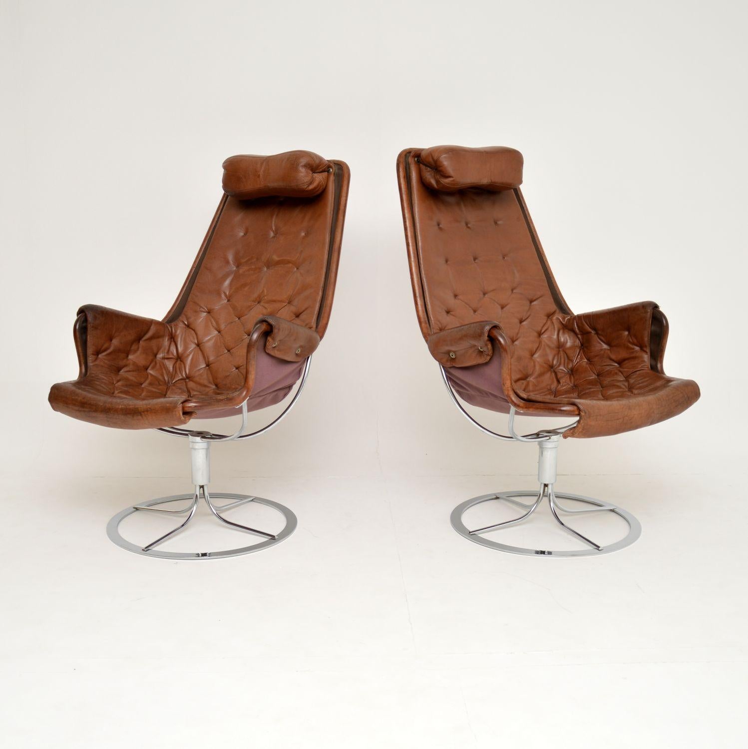 A stunning and iconic design, these are Jetson chairs, designed by Bruno Mathsson. They were made in Sweden by Dux, they date from the 1960-70’s.

The quality is amazing, they have a gorgeous look with the leather seats contrasting nicely with the