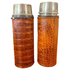 Paar lederumwickelte Thermosflaschen im Vintage-Stil