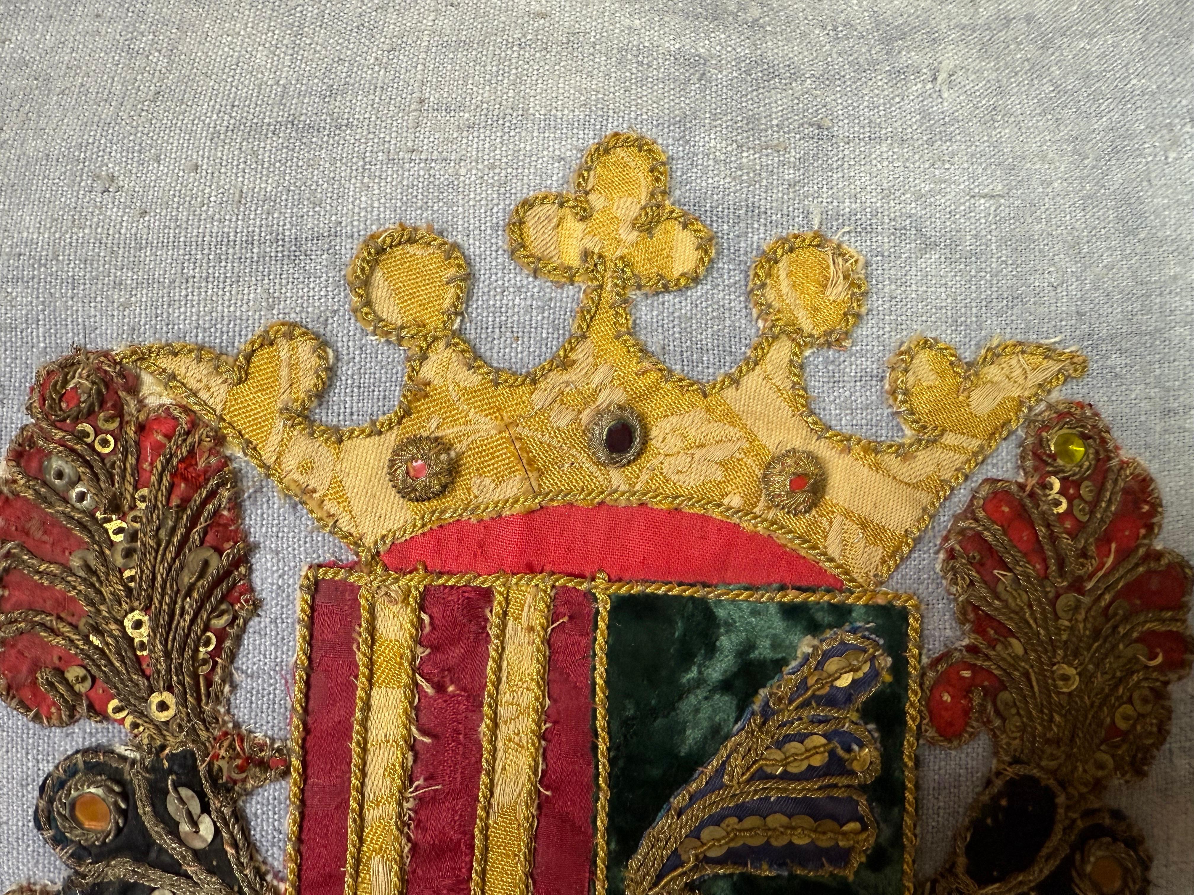 Paar Vintage Leinenkissen mit antikem metallischem Wappen (Französisch) im Angebot