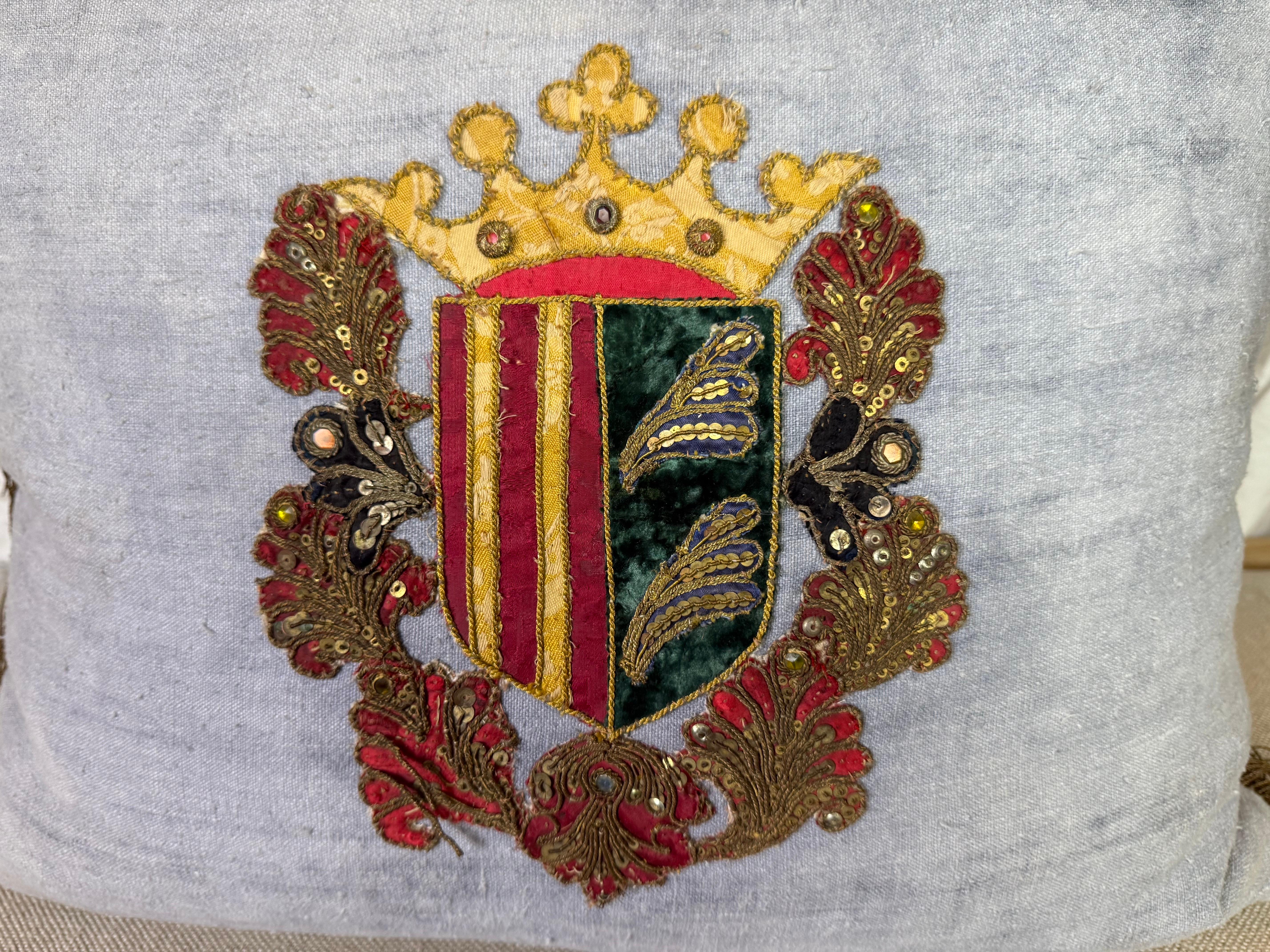 Paar Vintage Leinenkissen mit antikem metallischem Wappen im Zustand „Starke Gebrauchsspuren“ im Angebot in Los Angeles, CA