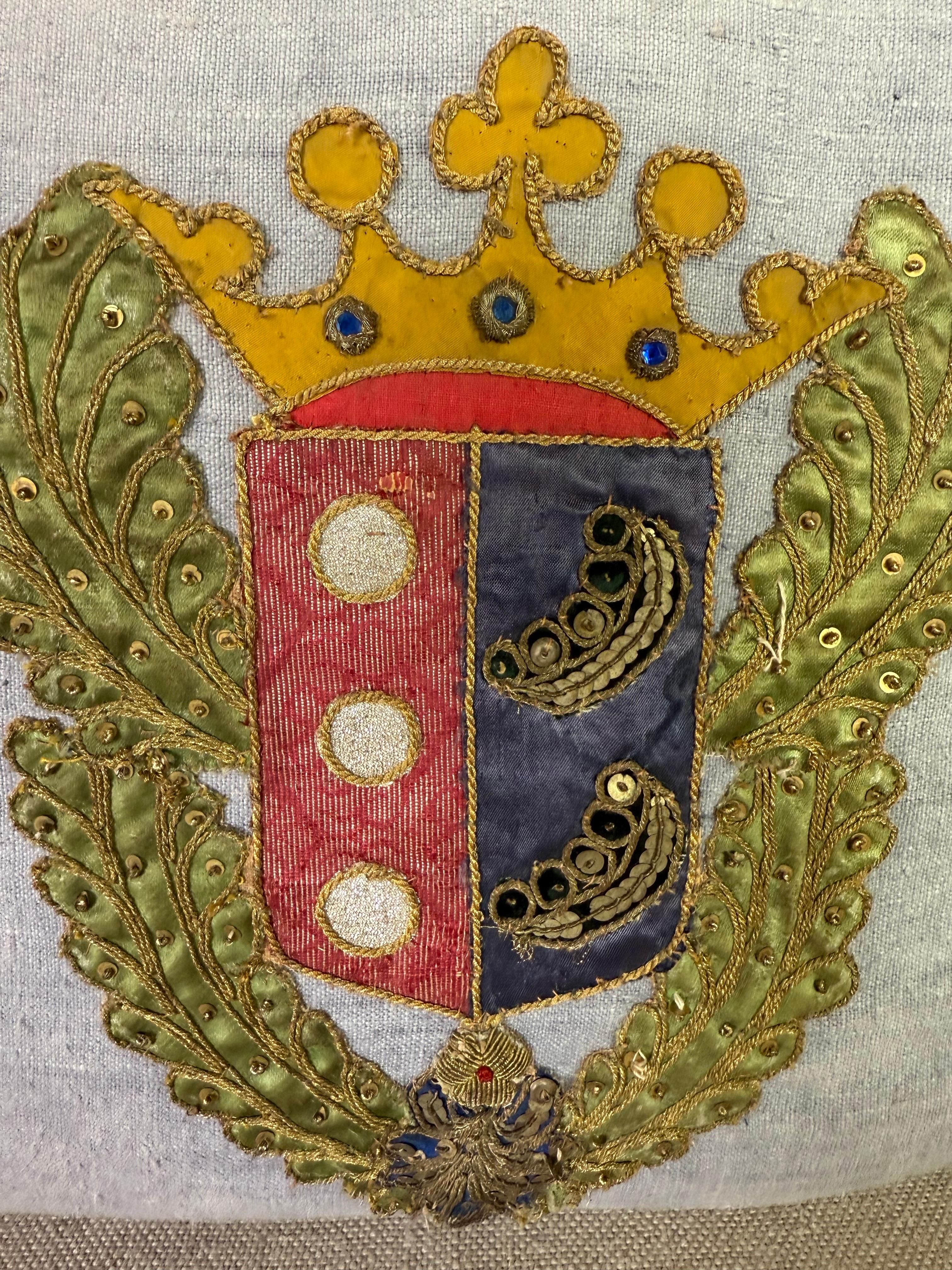 Paar Vintage Leinenkissen mit antikem metallischem Wappen (19. Jahrhundert) im Angebot