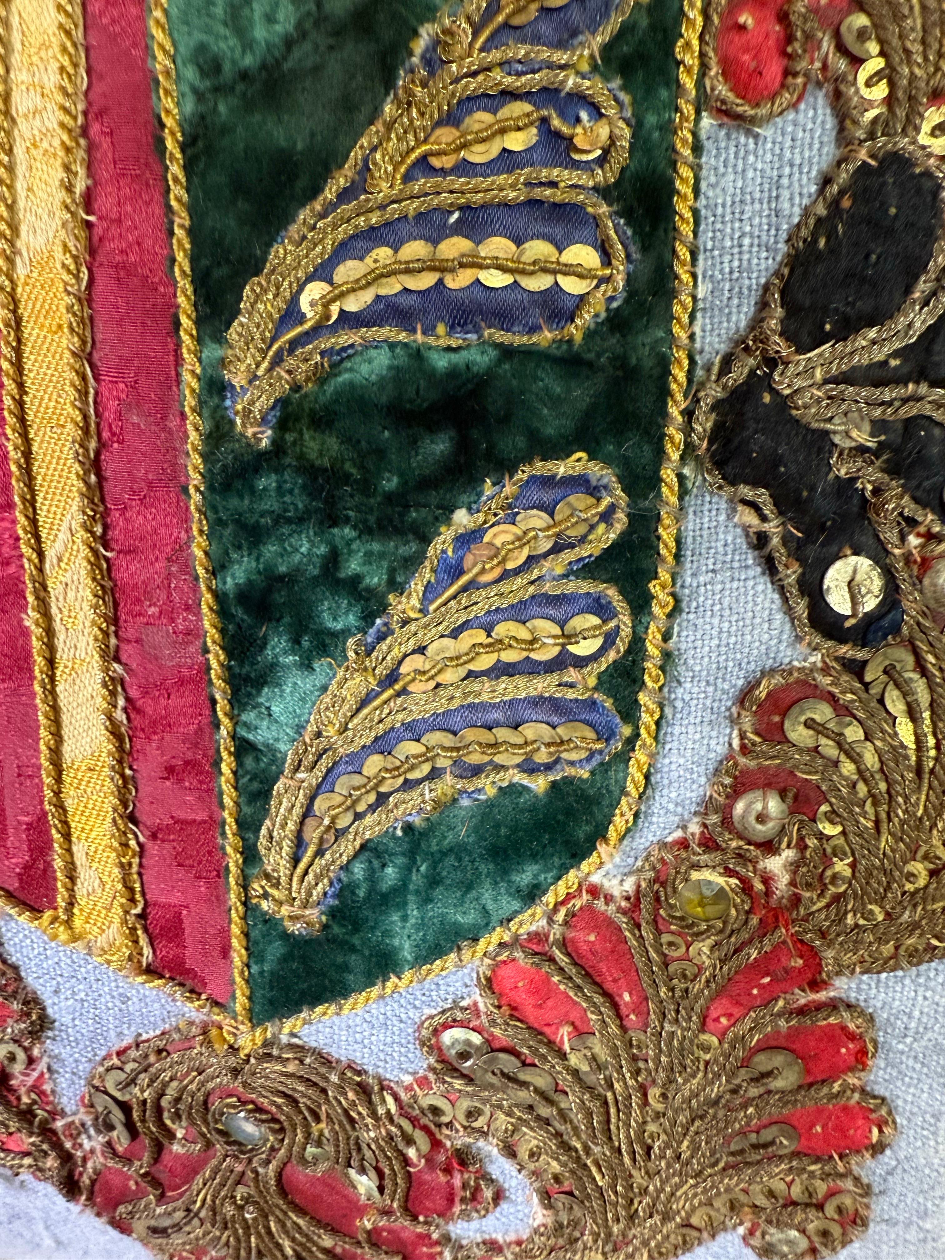 Paar Vintage Leinenkissen mit antikem metallischem Wappen im Angebot 2
