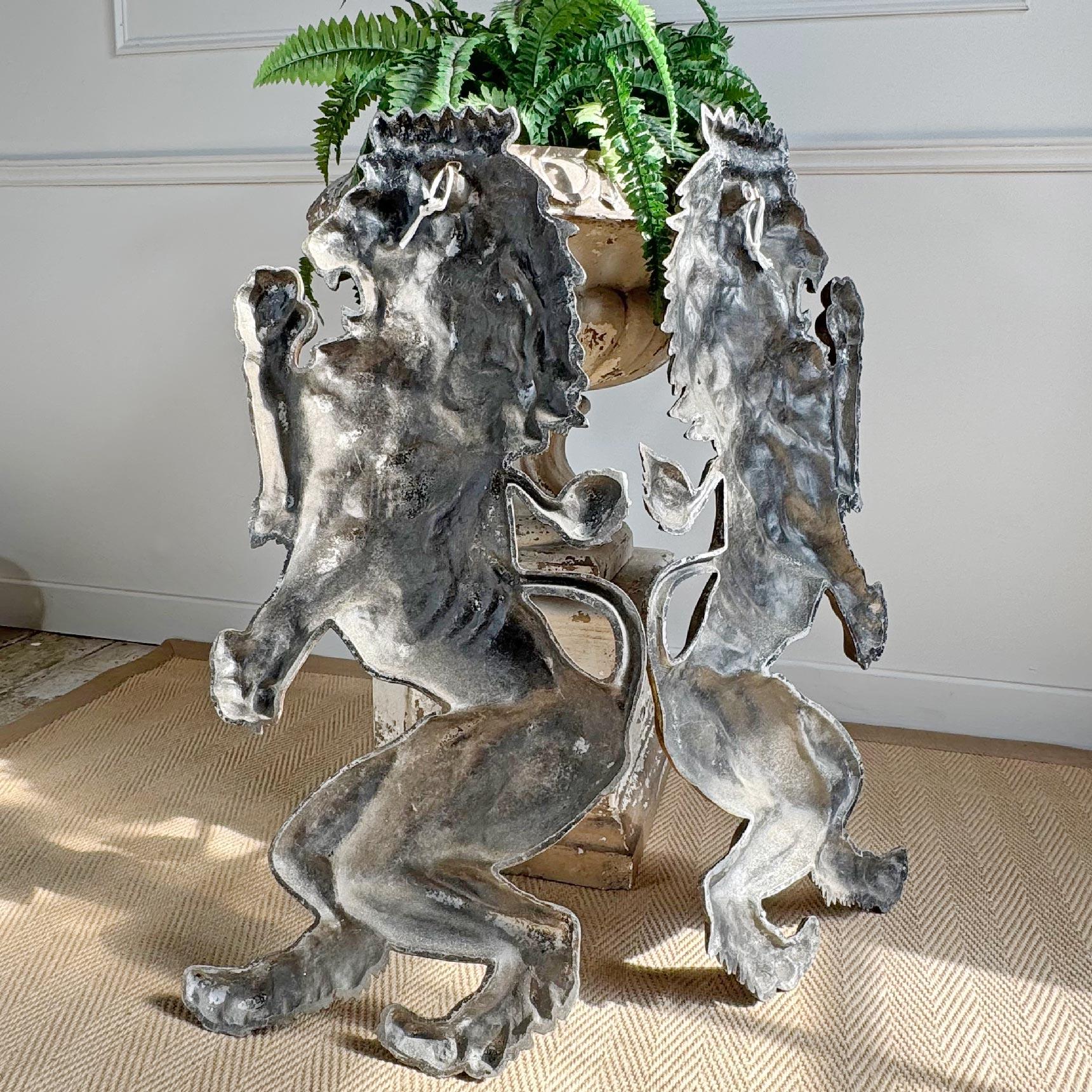 Paar Vintage Lion Wandtafeln im Angebot 4