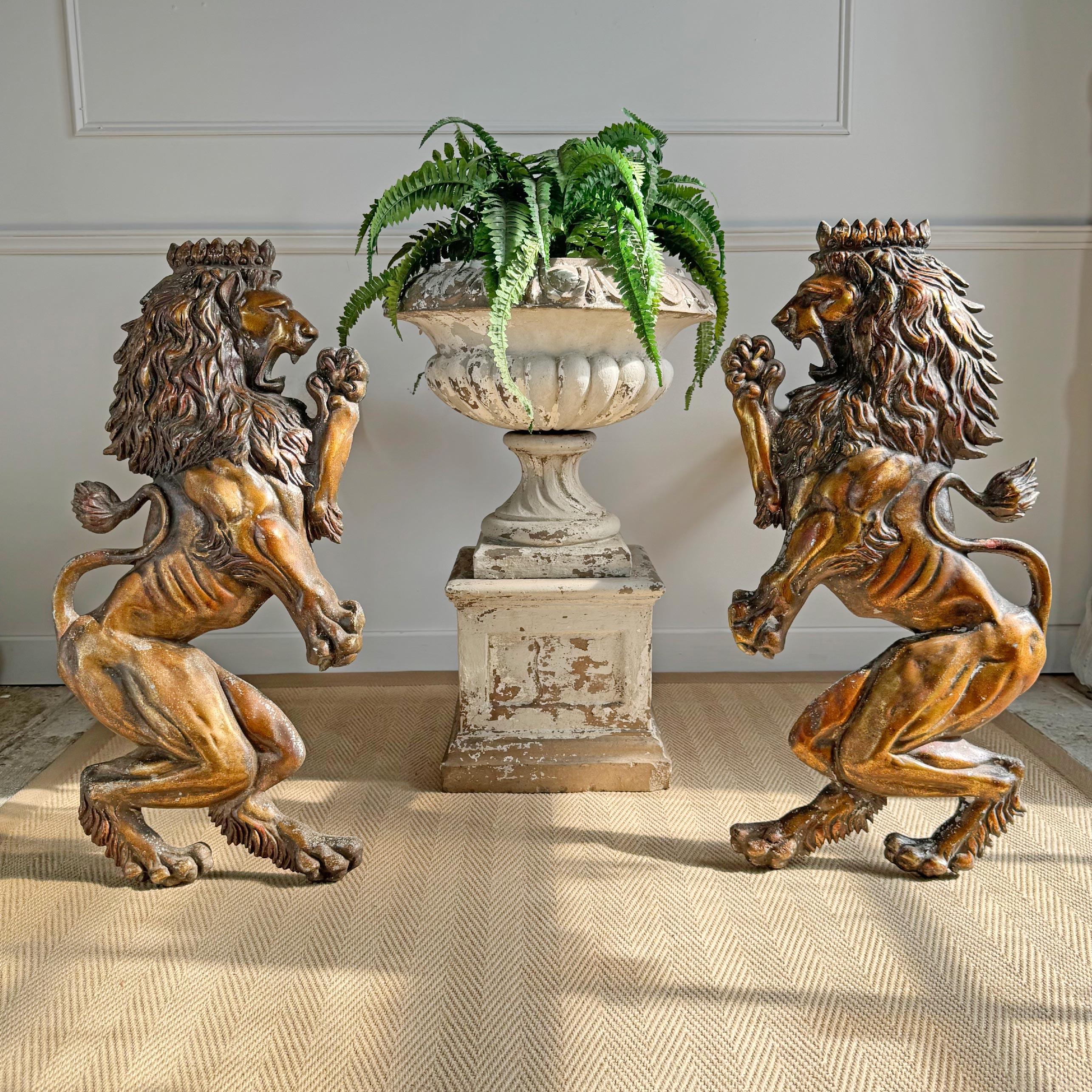 Ein wunderbar gegossenes Paar heraldischer Löwen im Vintage-Stil, wunderschön detailliert und von großer Größe und Maßstab. Sie wurden in Japan aus Aluminium gegossen und haben eine unglaubliche bronzene, vergoldete Oberfläche.



Aufhängehaken an