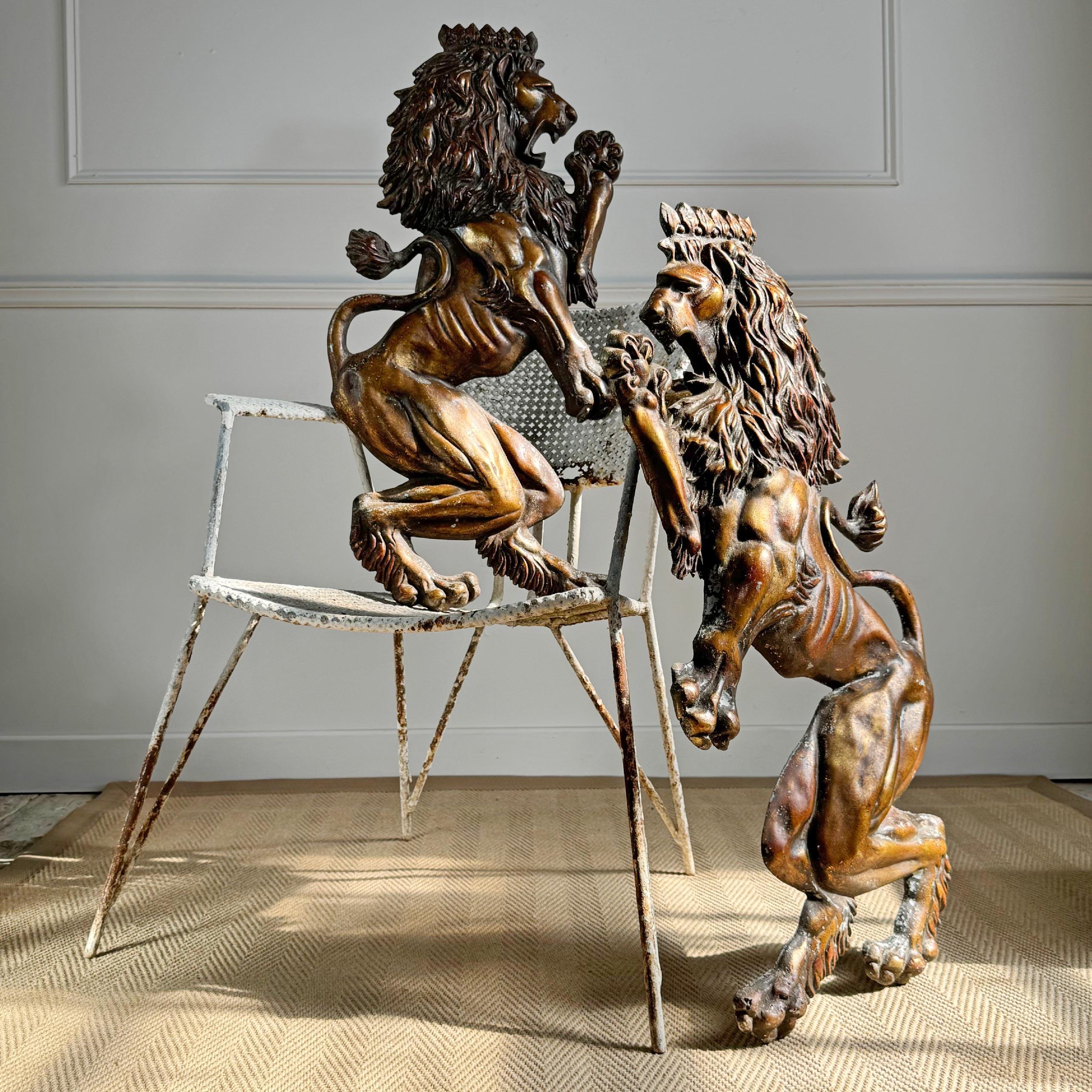 Paar Vintage Lion Wandtafeln (Barock) im Angebot