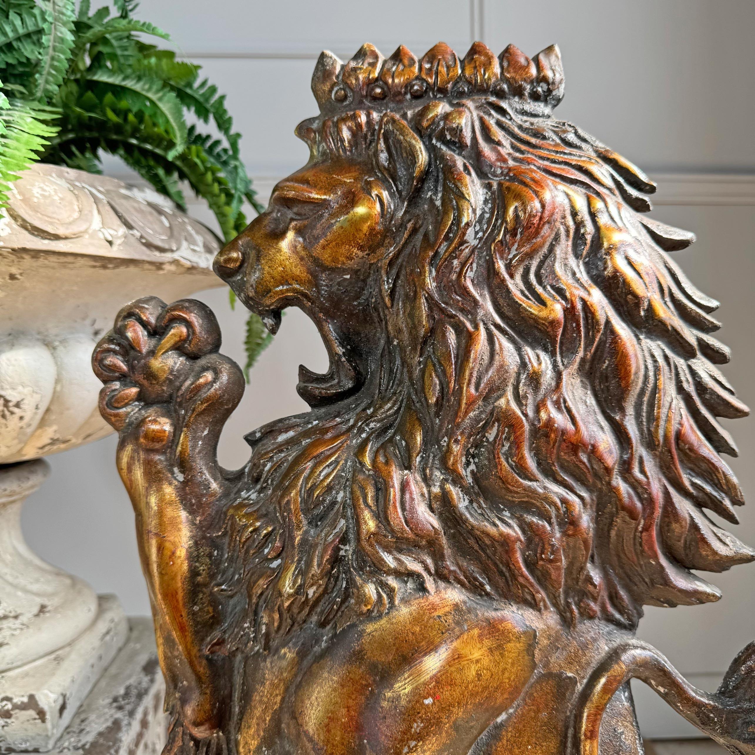 Paar Vintage Lion Wandtafeln (Gegossen) im Angebot