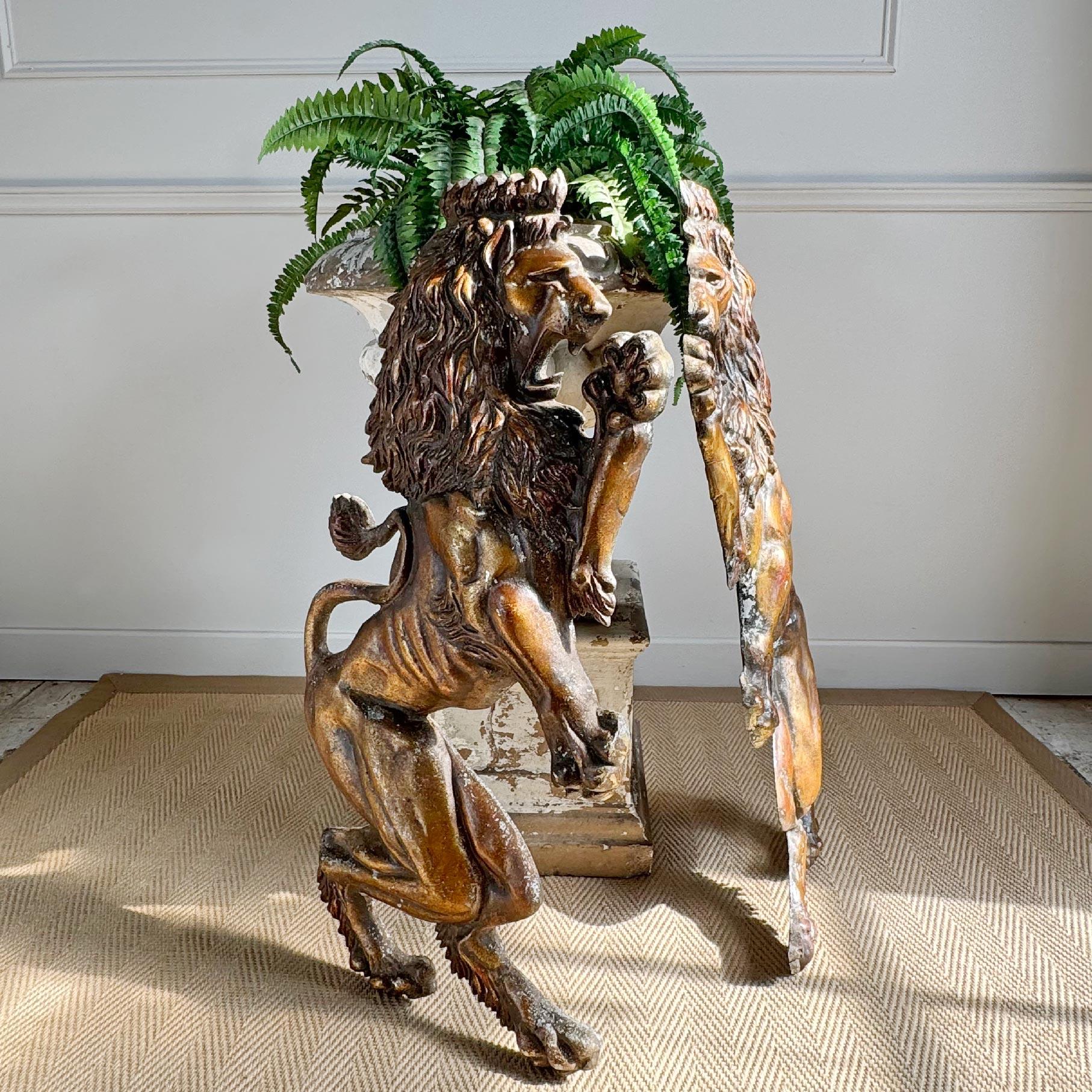 Paar Vintage Lion Wandtafeln im Zustand „Gut“ im Angebot in Hastings, GB