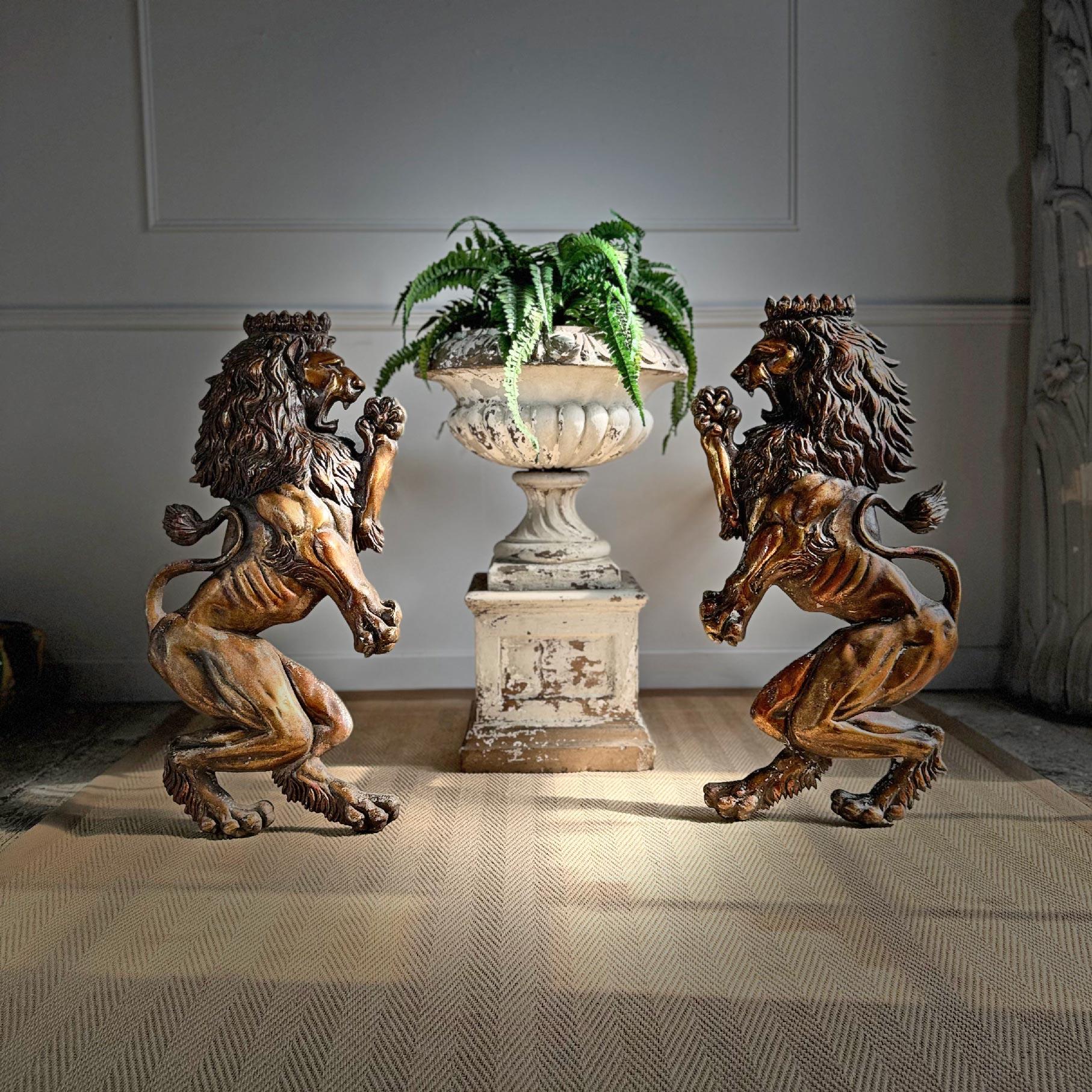 Paar Vintage Lion Wandtafeln im Angebot 1