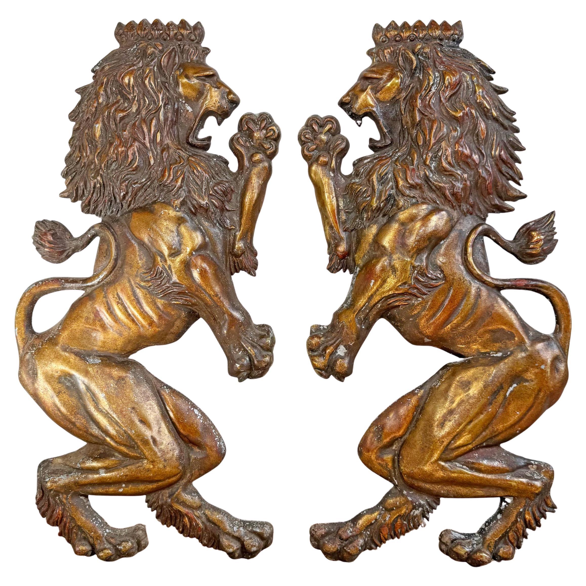 Paar Vintage Lion Wandtafeln im Angebot