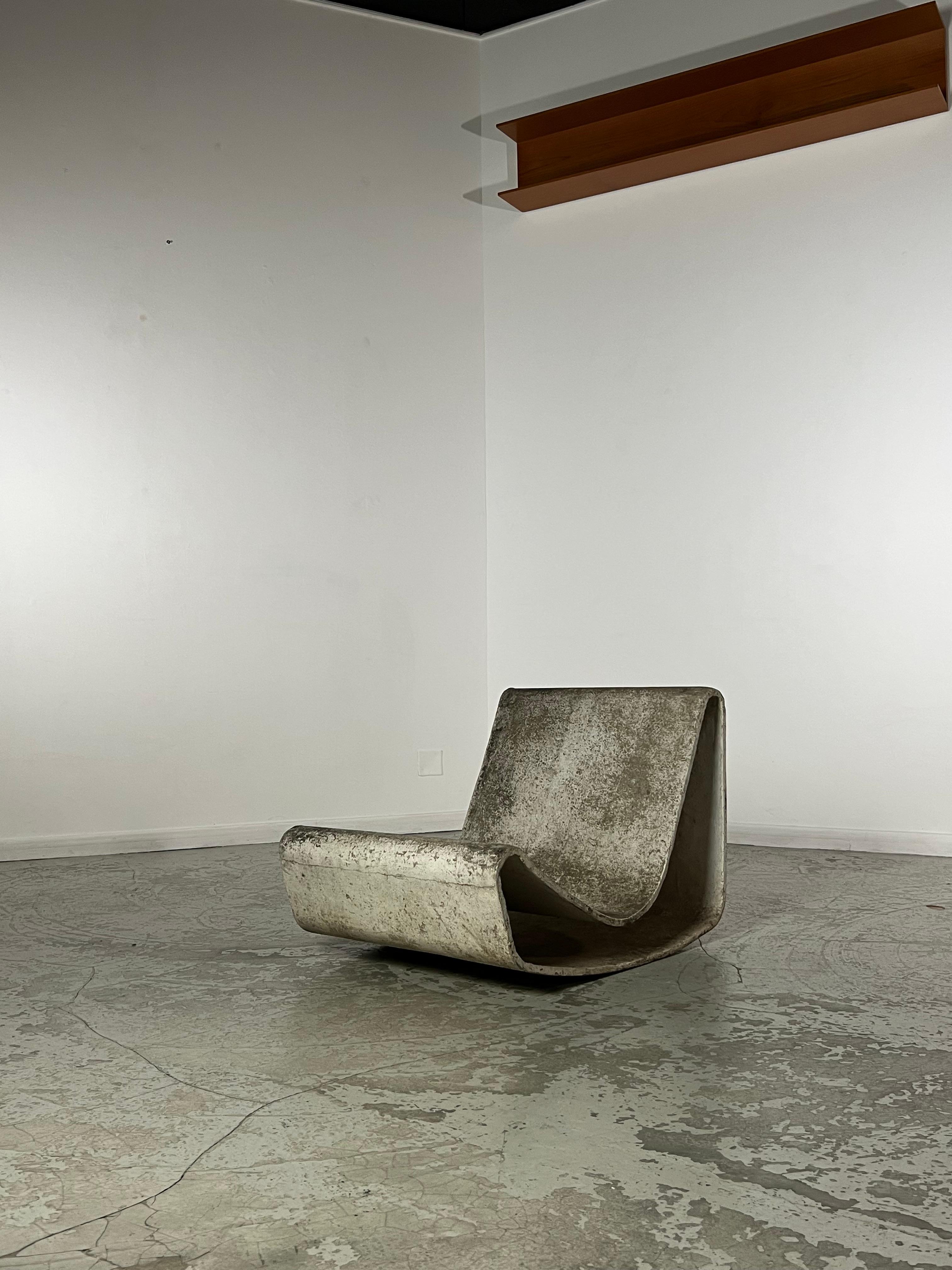 Looping Sessel von Willy Guhl für das Schweizer Unternehmen Eternit. Ihre Collaboration begann in den frühen 1950er Jahren mit dem Wunsch der Schweizer Firma, Gartenmöbel aus ihrem Rohstoff Eternit herzustellen. Dieser Faserzement, der für Dächer