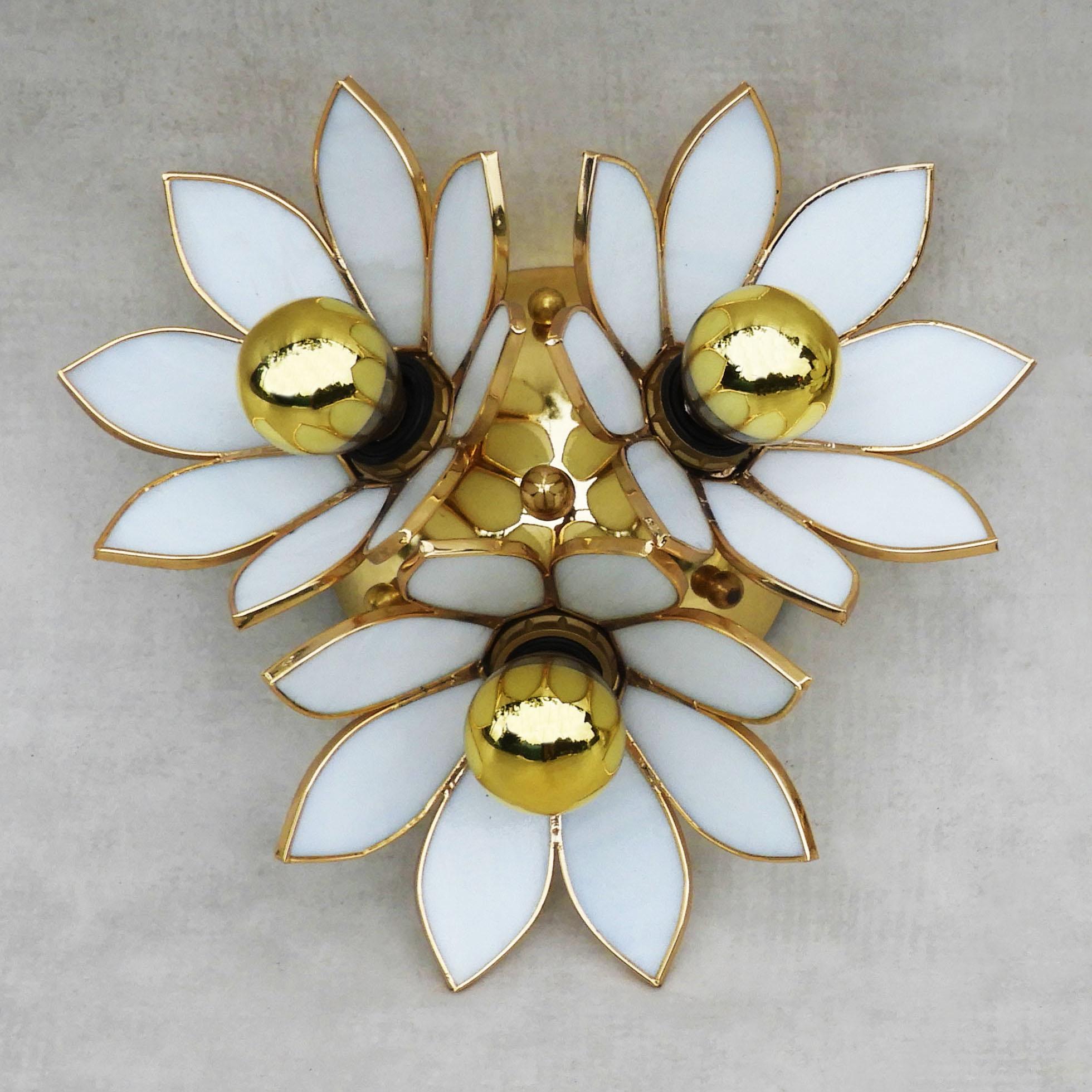 Pair of vintage lotus flower lights c1980 France

A gorgeous pair of vintage lotus flower lights from 1980s France.

Beautiful “Hollywood Regency” style lights in great vintage condition.

Gilt-edged white glass petalled blooms surrounding