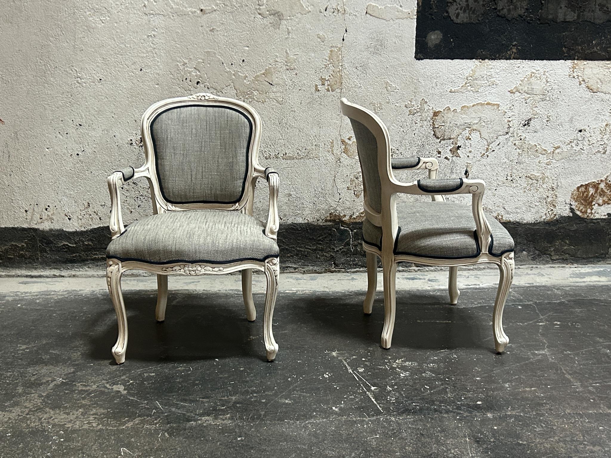 Italian Pair of Vintage Louis XV French Rococo Fauteuil Chairs - Fully Restored For Sale