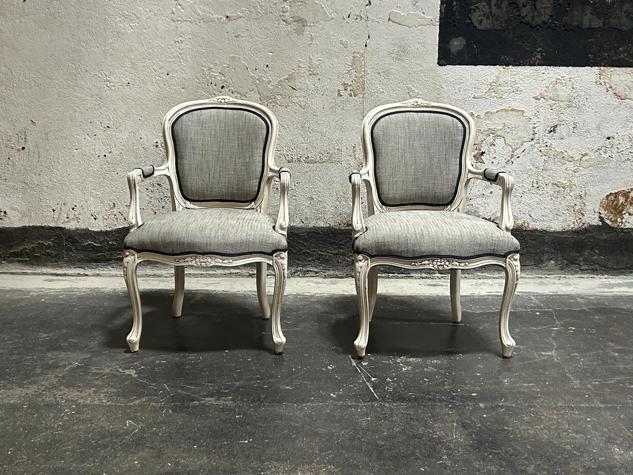 Pair of Vintage Louis XV French Rococo Fauteuil Chairs - Fully Restored In Good Condition For Sale In Atlanta, GA