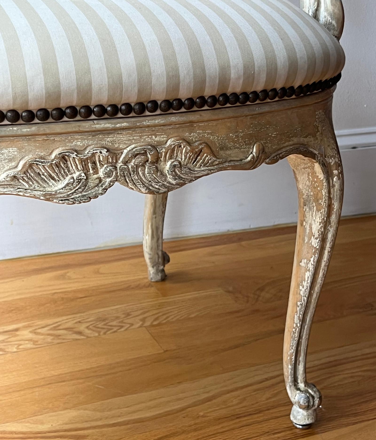 Paire de fauteuils en bergère vintage de style Louis XV Bon état - En vente à Black Rock, CT