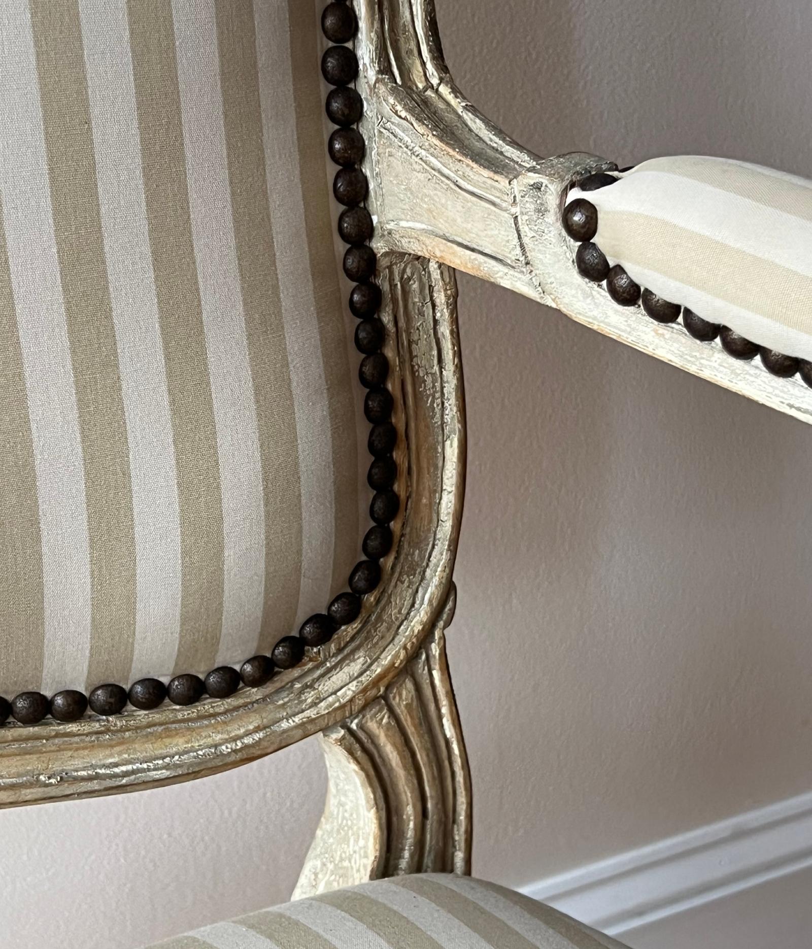 20ième siècle Paire de fauteuils en bergère vintage de style Louis XV en vente