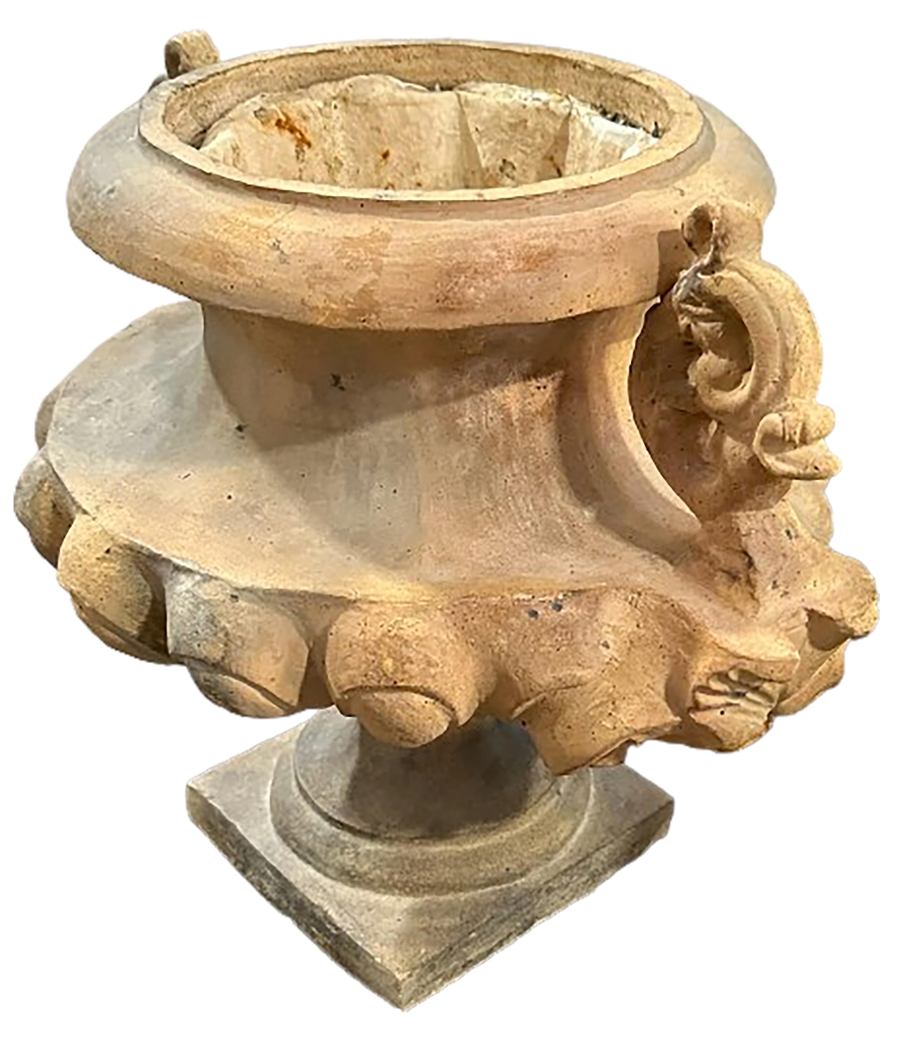 Paire d'urnes de jardin vintage de style Louis XV en béton Bon état - En vente à Dallas, TX