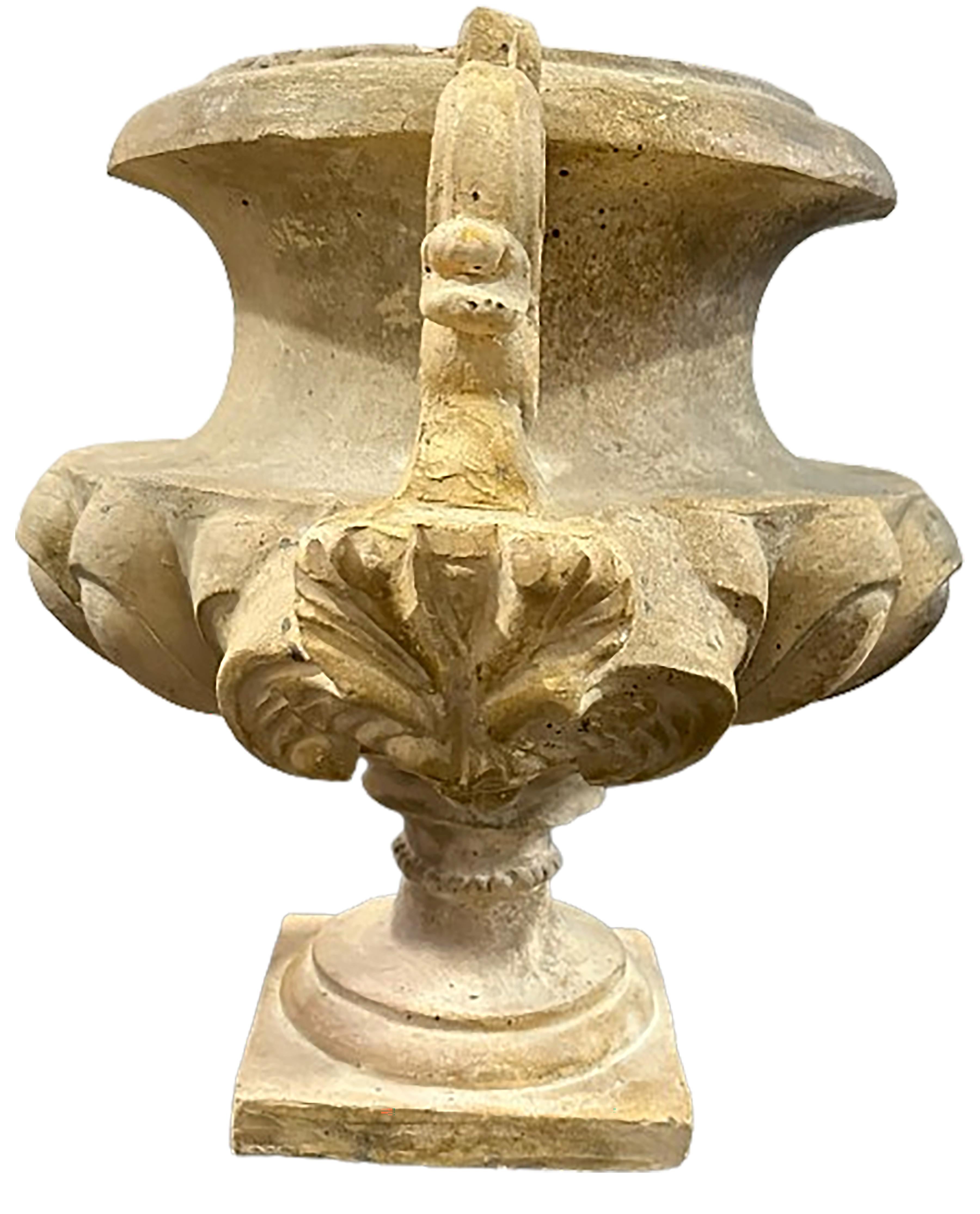 20ième siècle Paire d'urnes de jardin vintage de style Louis XV en béton en vente