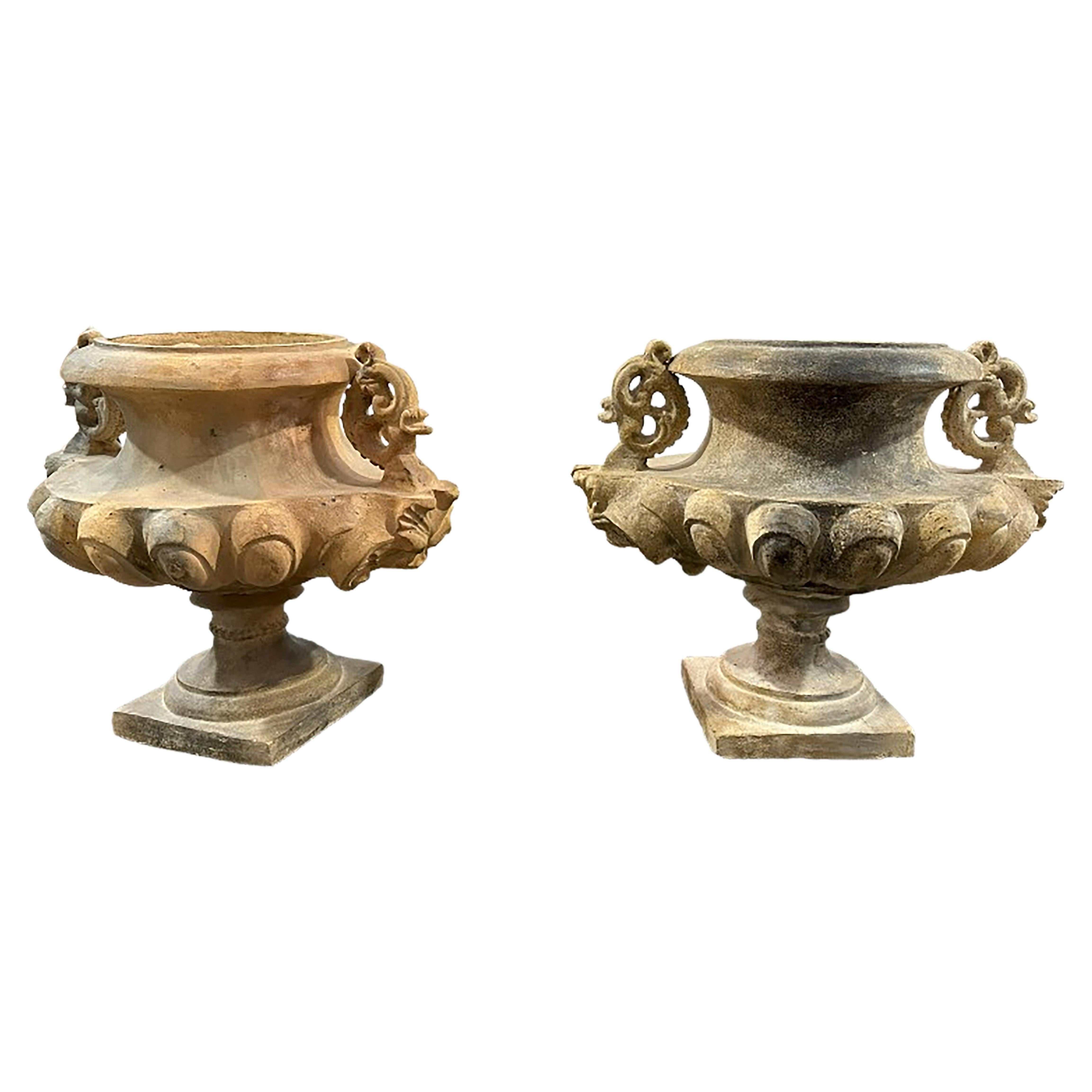Paire d'urnes de jardin vintage de style Louis XV en béton en vente