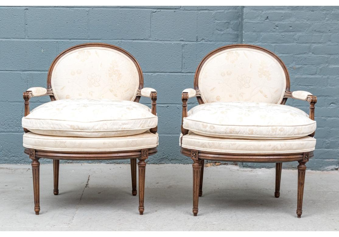 Paar Vintage Louis XVI Style geschnitzt und gepolstert Fauteuils im Angebot 3