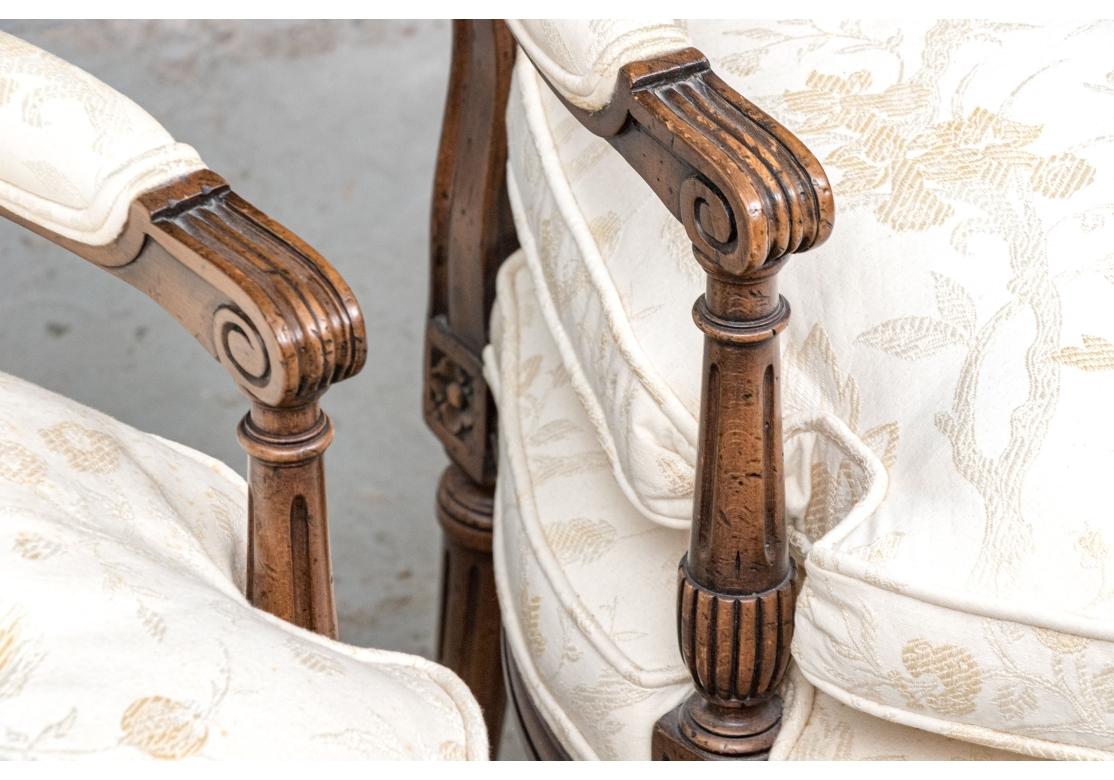 Paar Vintage Louis XVI Style geschnitzt und gepolstert Fauteuils im Angebot 4