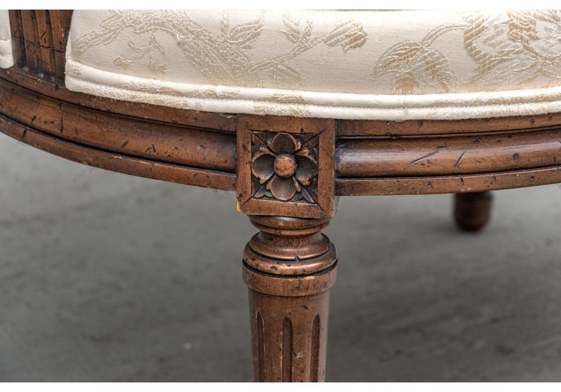 Paar Vintage Louis XVI Style geschnitzt und gepolstert Fauteuils im Angebot 5