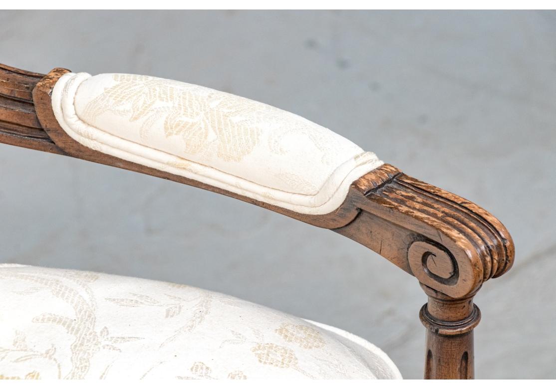 Paar Vintage Louis XVI Style geschnitzt und gepolstert Fauteuils (Louis XVI.) im Angebot