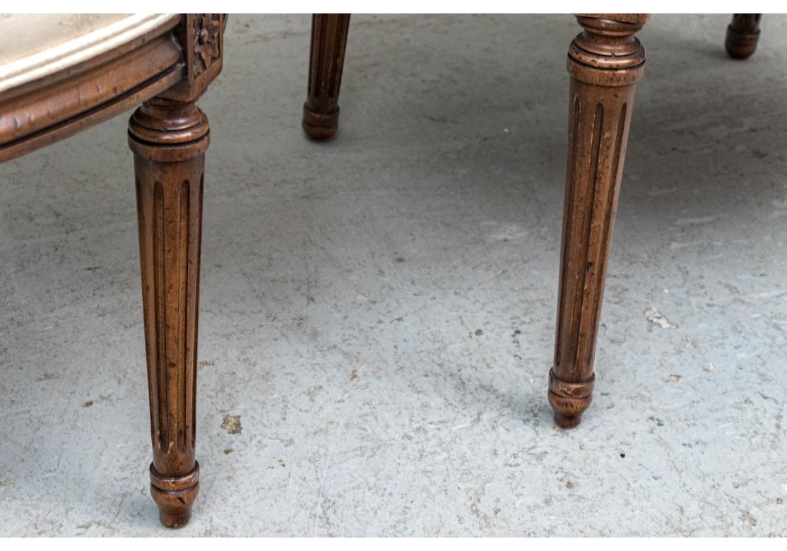 Paar Vintage Louis XVI Style geschnitzt und gepolstert Fauteuils (Geschnitzt) im Angebot