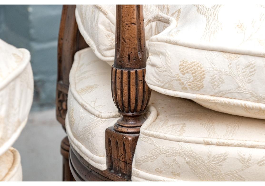 Paar Vintage Louis XVI Style geschnitzt und gepolstert Fauteuils (20. Jahrhundert) im Angebot
