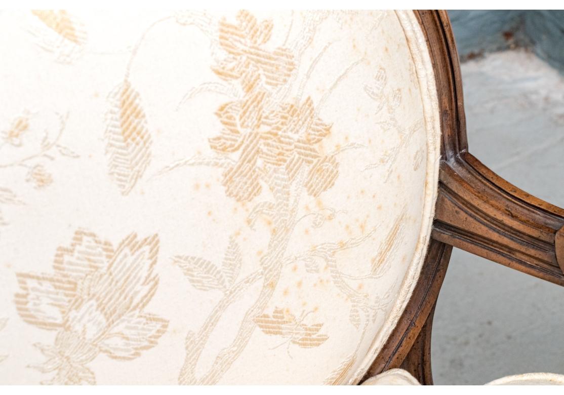 Paar Vintage Louis XVI Style geschnitzt und gepolstert Fauteuils (Stoff) im Angebot