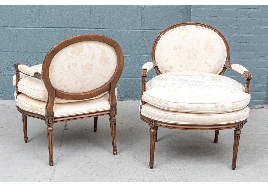Paar Vintage Louis XVI Style geschnitzt und gepolstert Fauteuils im Angebot 1