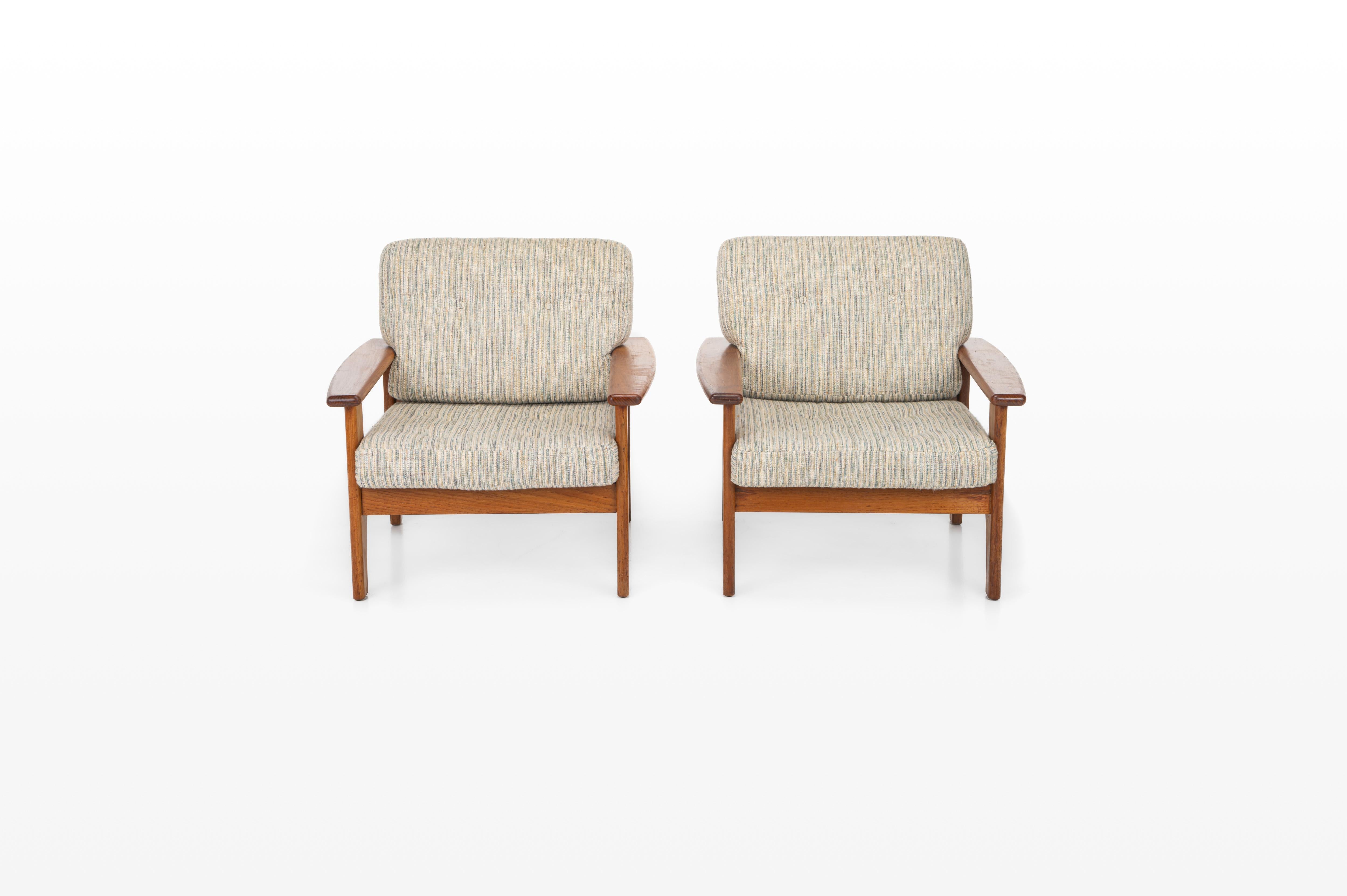 Joli ensemble de deux chaises longues vintage. Ces chaises longues ont été produites au Danemark dans les années 1960. Ils ont un cadre en teck et un tissu blanc-bleu. Le canapé assorti est également disponible.

Dimensions :
L : 80 cm
D : 80 cm
H :